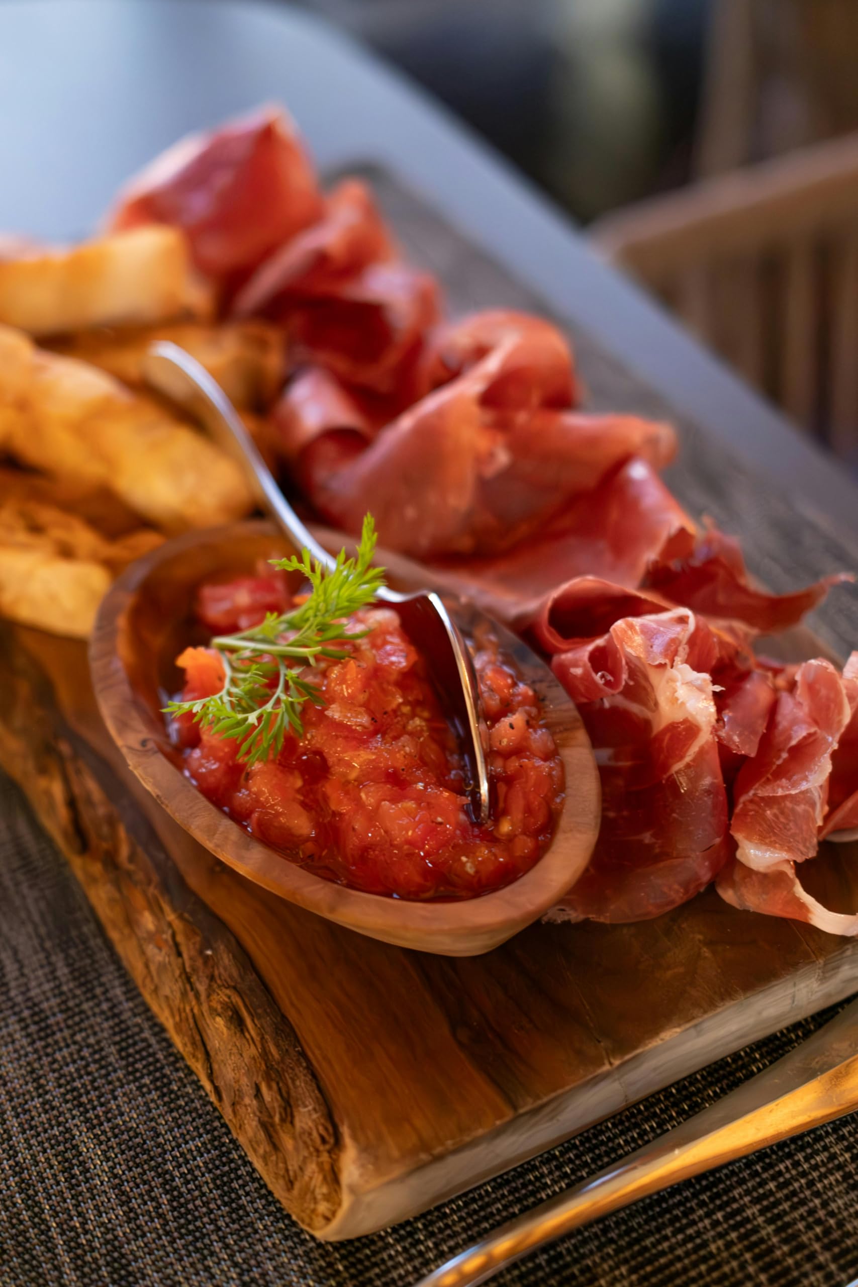 JAMÓN IBÉRICO(PALETA PATA NEGRA) DE BELLOTA 100% RAZA IBÉRICA 5 kg aprox MARCA GUIJU regalo SALAMANCA.