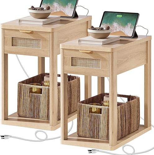 LEYAOYAO Juego de 2 mesas laterales estrechas, mesita de noche de ratán de 24 x 14 pulgadas con estación de carga, cajón de almacenamiento, mesa