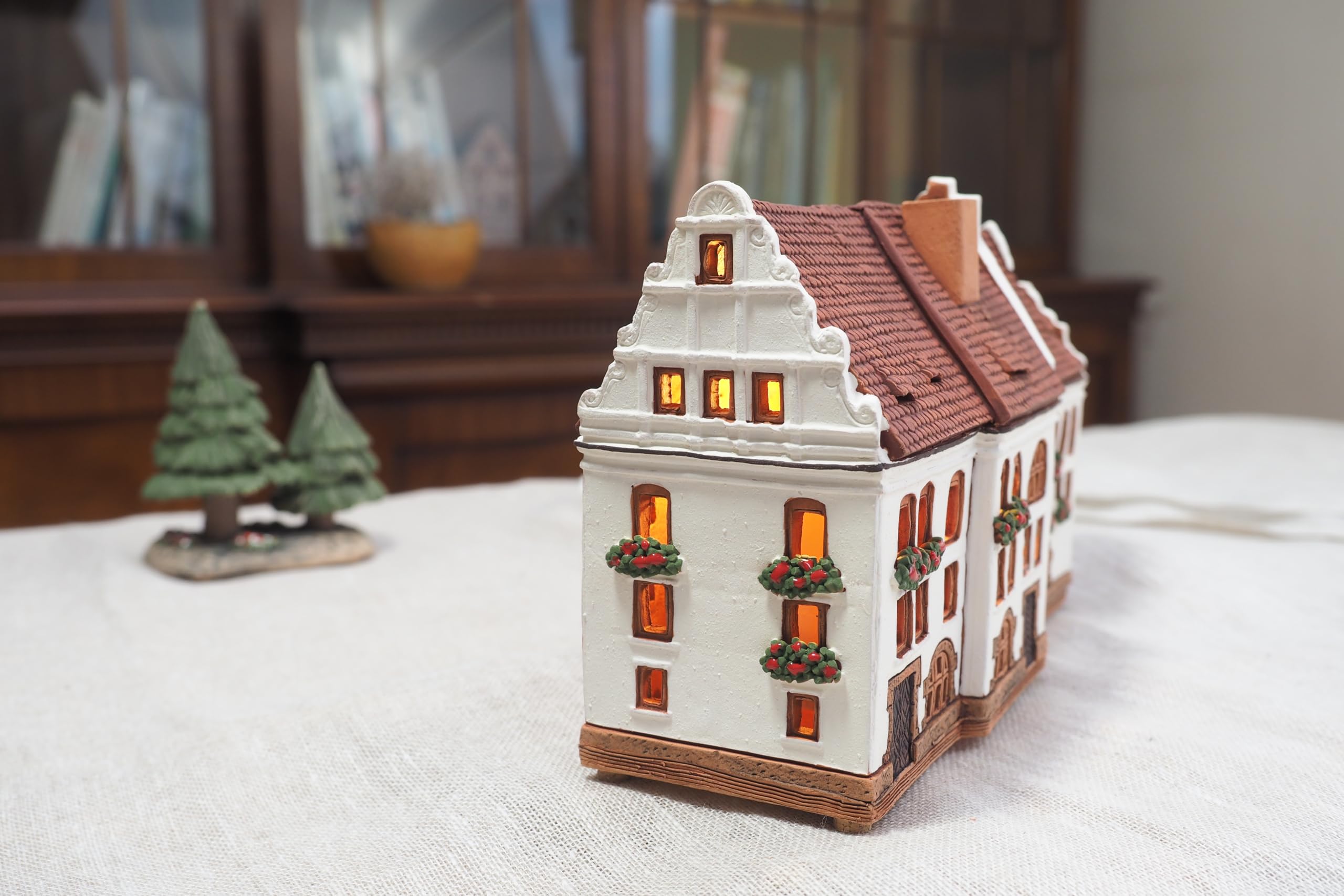 Ceramiczny domek świetlny, rękodzieło, artystyczna miniaturka, historyczny domek dworkowy w Monachium, Niemcy, C345AR