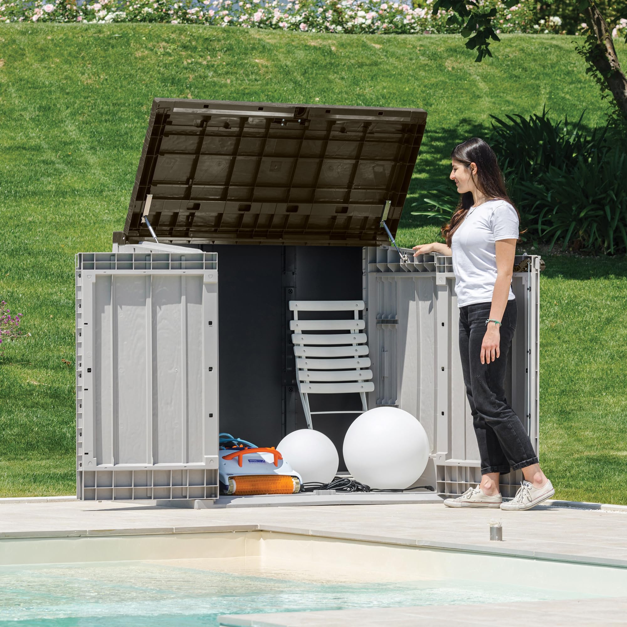 Toomax Storer Plus XL Baule da 1270L portattrezzi giardino, 145x85x124,5h cm effetto legno grigio talpa/marrone, porta bidoni spazzatura con coperchio assistito, resistente ai raggi UV, per esterni