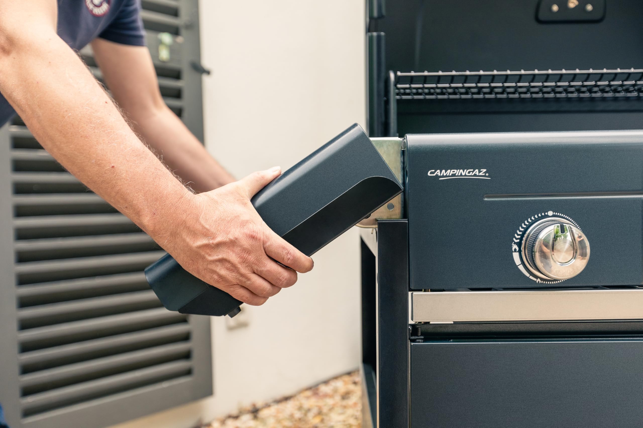 Campingaz Barbecue Gas Select 4 L | BBQ con 4 bruciatori in acciaio inox | coperchio con termometro | con sistema InstaClean | 2 ripiani laterali pieghevoli | potenza 12 kW
