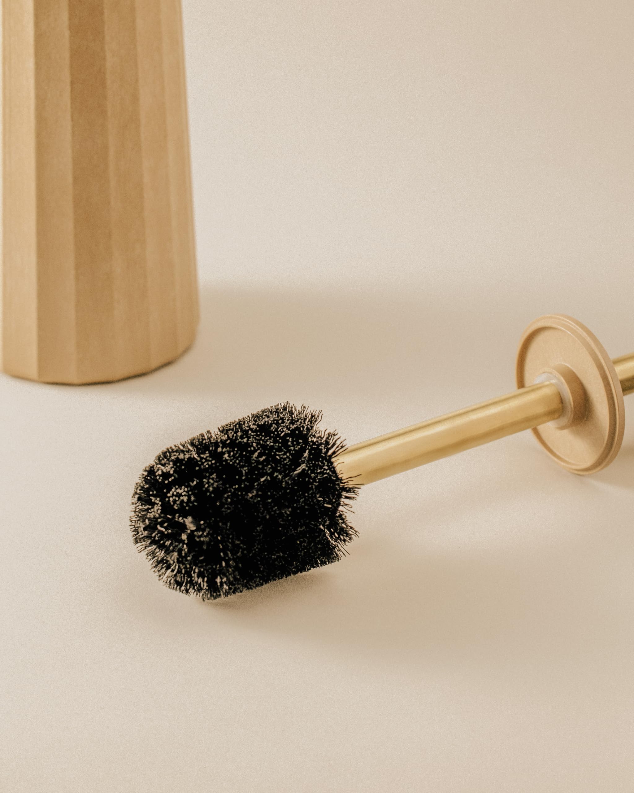 COSMIC Avenir Escobilla de Baño de Diseño Contemporáneo y Poligonal Fabricada en Plástico Reciclado. Escobillero de Suelo para WC en Color Negro Natur