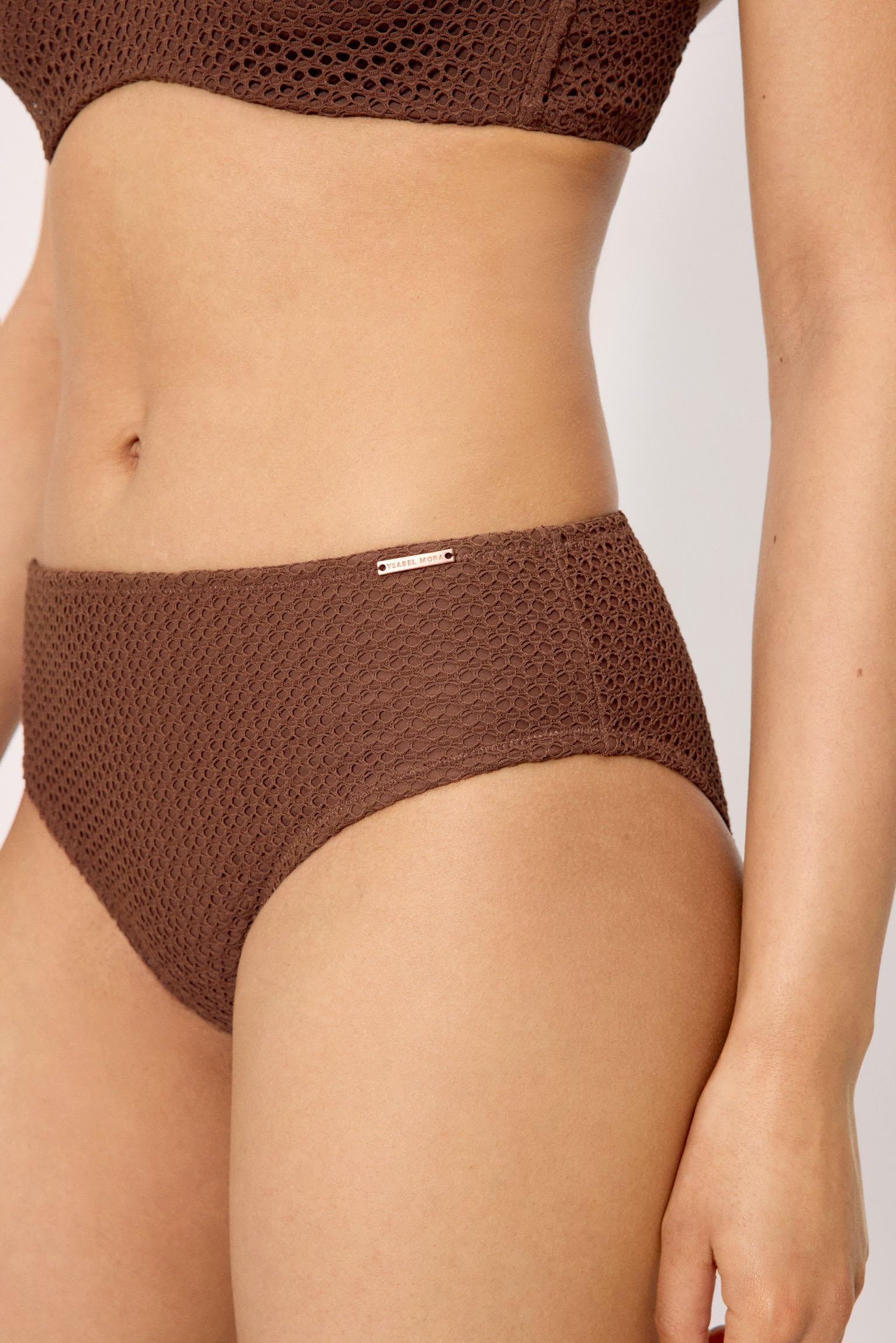 YSABEL MORA. Braga Bikini Moldeadora Midi. Compresión en Abdomen Inferior con Textura de Tejido Calado. Combínala con Un Top de Bikini para Crear El Bikini Colección Sand.