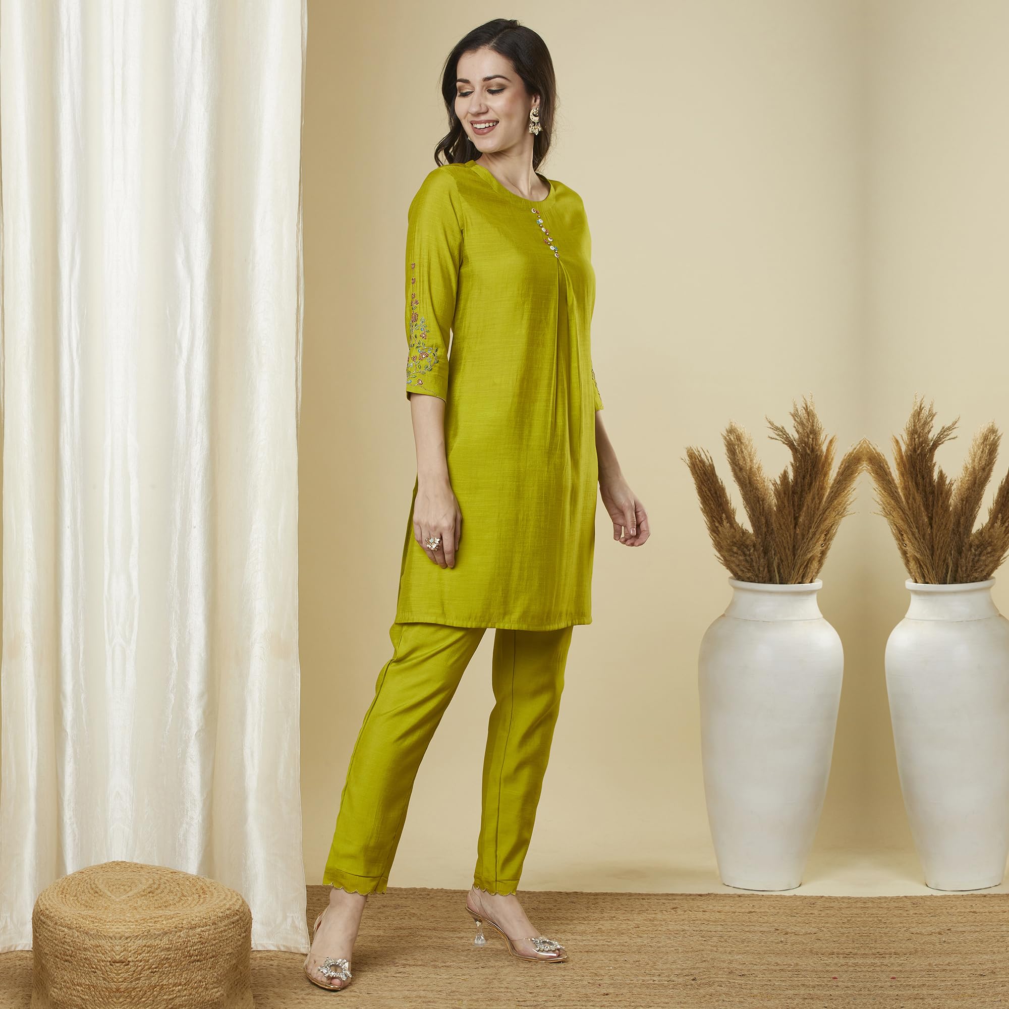 KAMI KUBI A centre box pleated co-Ord set with sleeves embroidery and handwork. 2