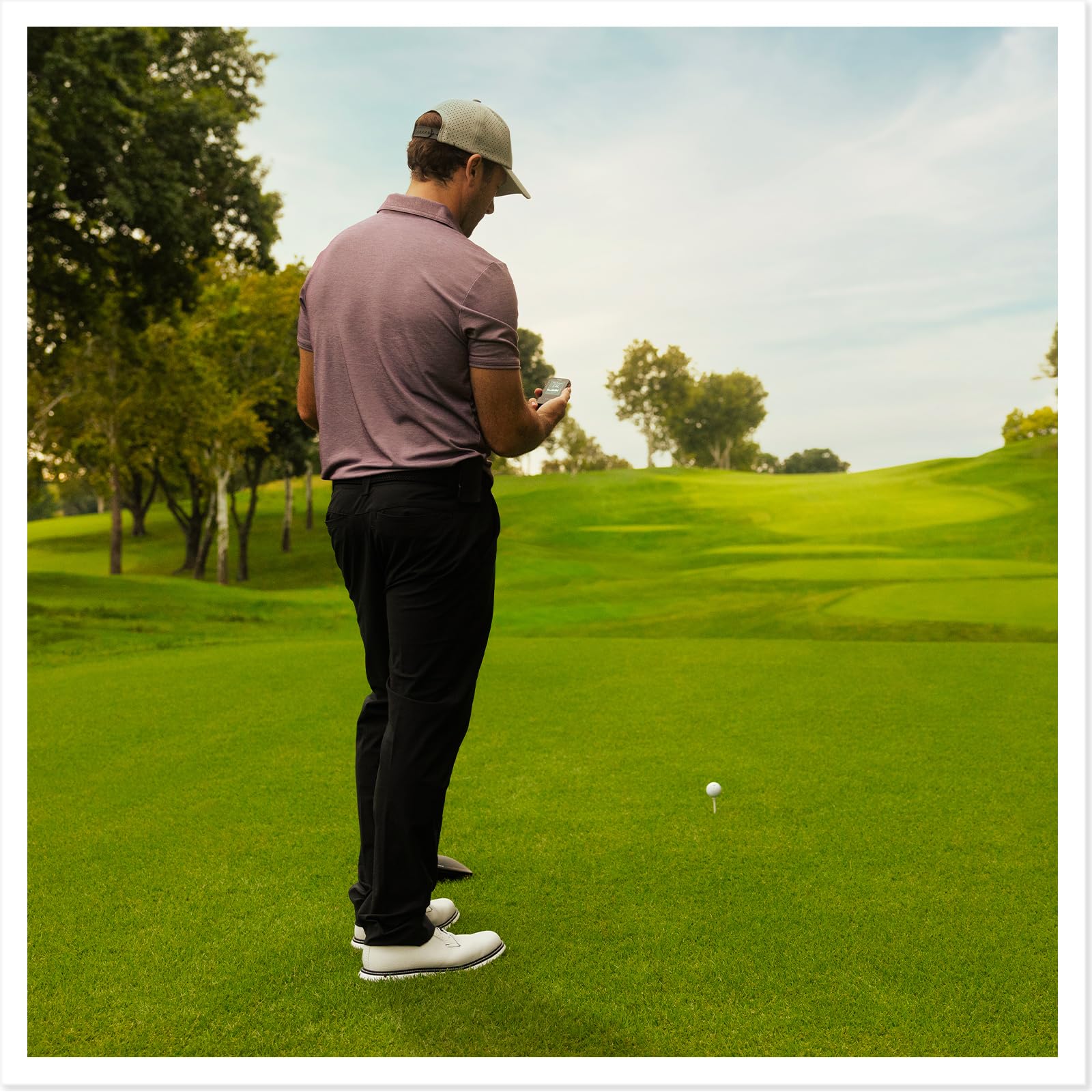 Garmin Approach G20, Portatile GPS per il Golf, Ricarica Solare, Mappe di 43.000 Campi Internazionali Precaricate, Display 2,2", Autonomia Potenzialmente Illimitata, Moschettone incluso