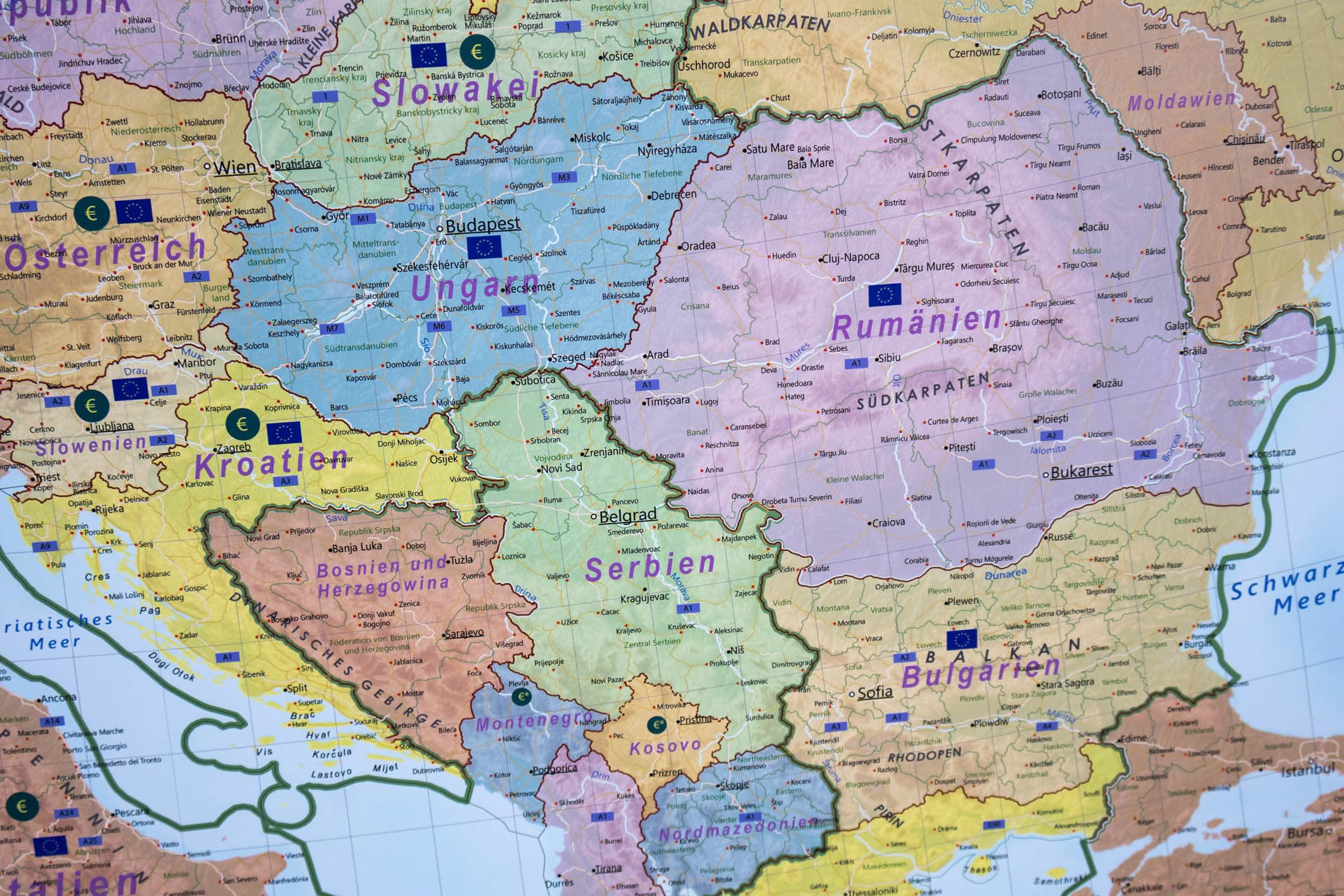 GeoMetro Europakarte mit Laminierung und Holzleisten zum Aufhängen, 90 x 123 cm, deutsche Version, reißfest, 2025