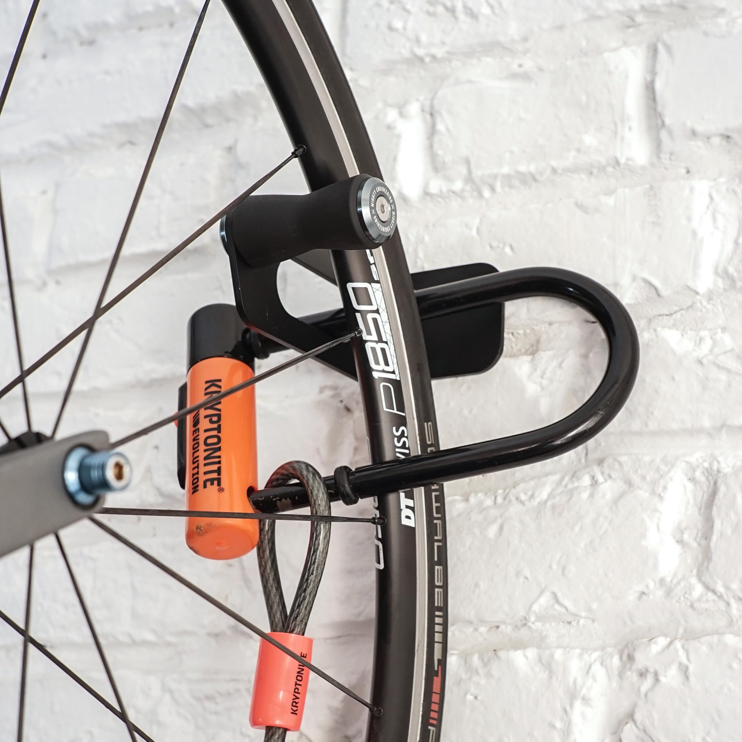 LOCK-UP Fahrrad Wandhalterung – Vertikale Bike-Aufbewahrung mit Felgenschutz, abschließbarer Schloss-Öse, für Rennrad, MTB & E-Bike – robuste Wandhalter für Wohnung, Keller & Garage