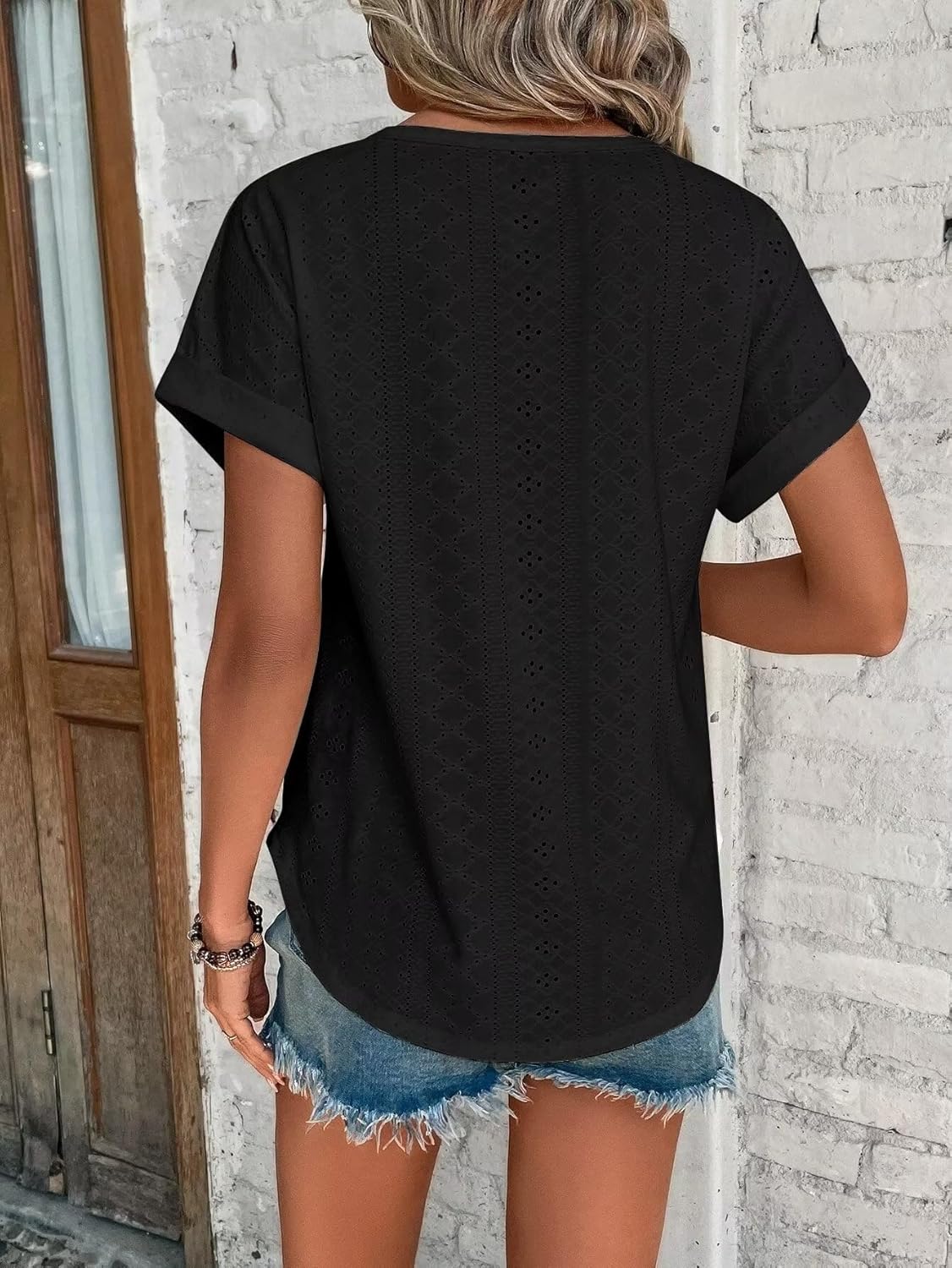 Elegante Sommermode 2025: Die Besten T-Shirts für Damen mit Lochstickerei