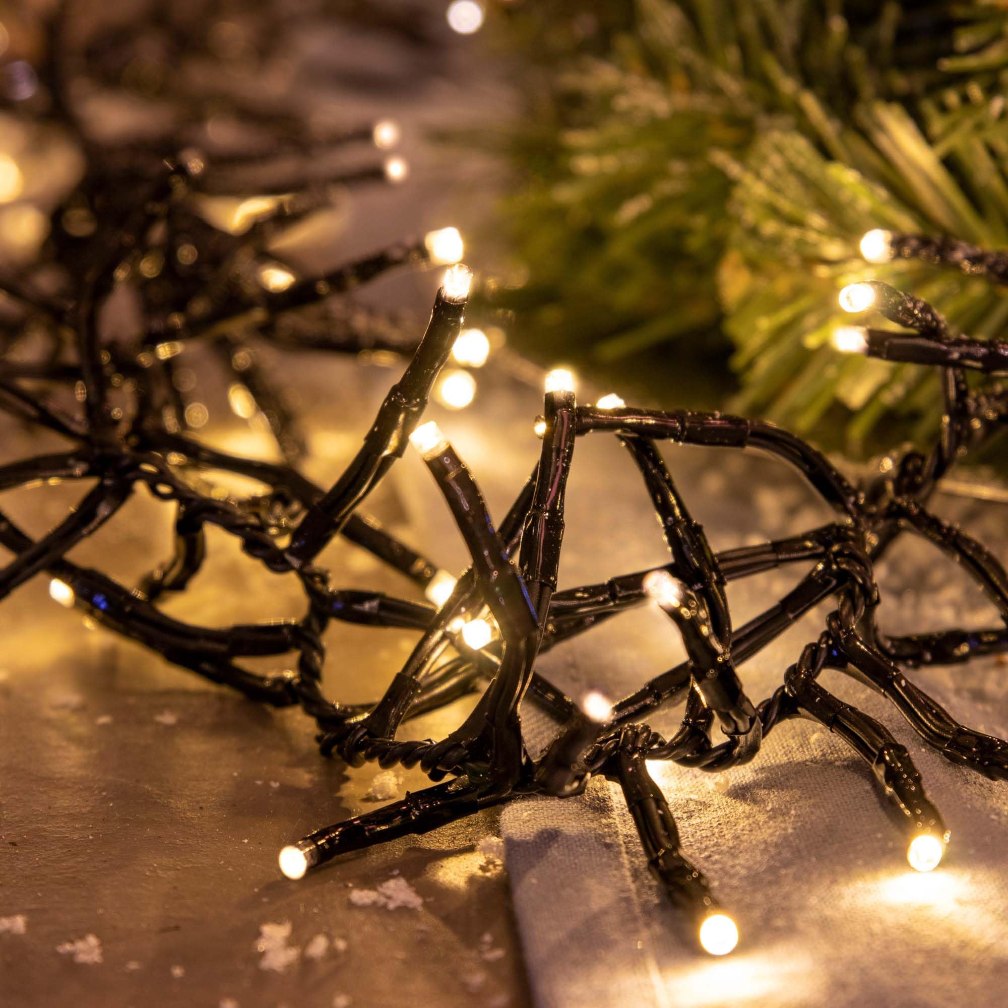 hellum Lichterkette Außen LED mit Stecker, 800 Mini-LED warmweiß, 15,98 m beleuchtet, schwarzes Kabel, für Weihnachtsbaum, Balkon & Terrasse, Gartenbeleuchtung, <59lm, 151893