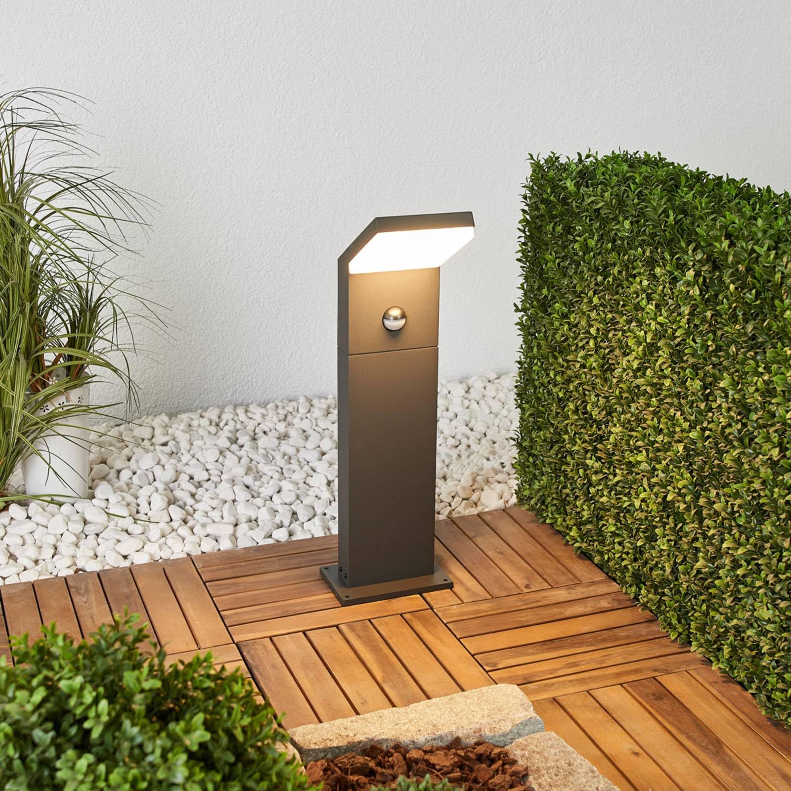 Arcchio LED Außenleuchte Yolena mit Bewegungsmelder (spritzwassergeschützt (Modern) in Schwarz aus Aluminium (1 flammig,) - Wegeleuchte Pollerleuchte Wegelampe Sockelleuchte