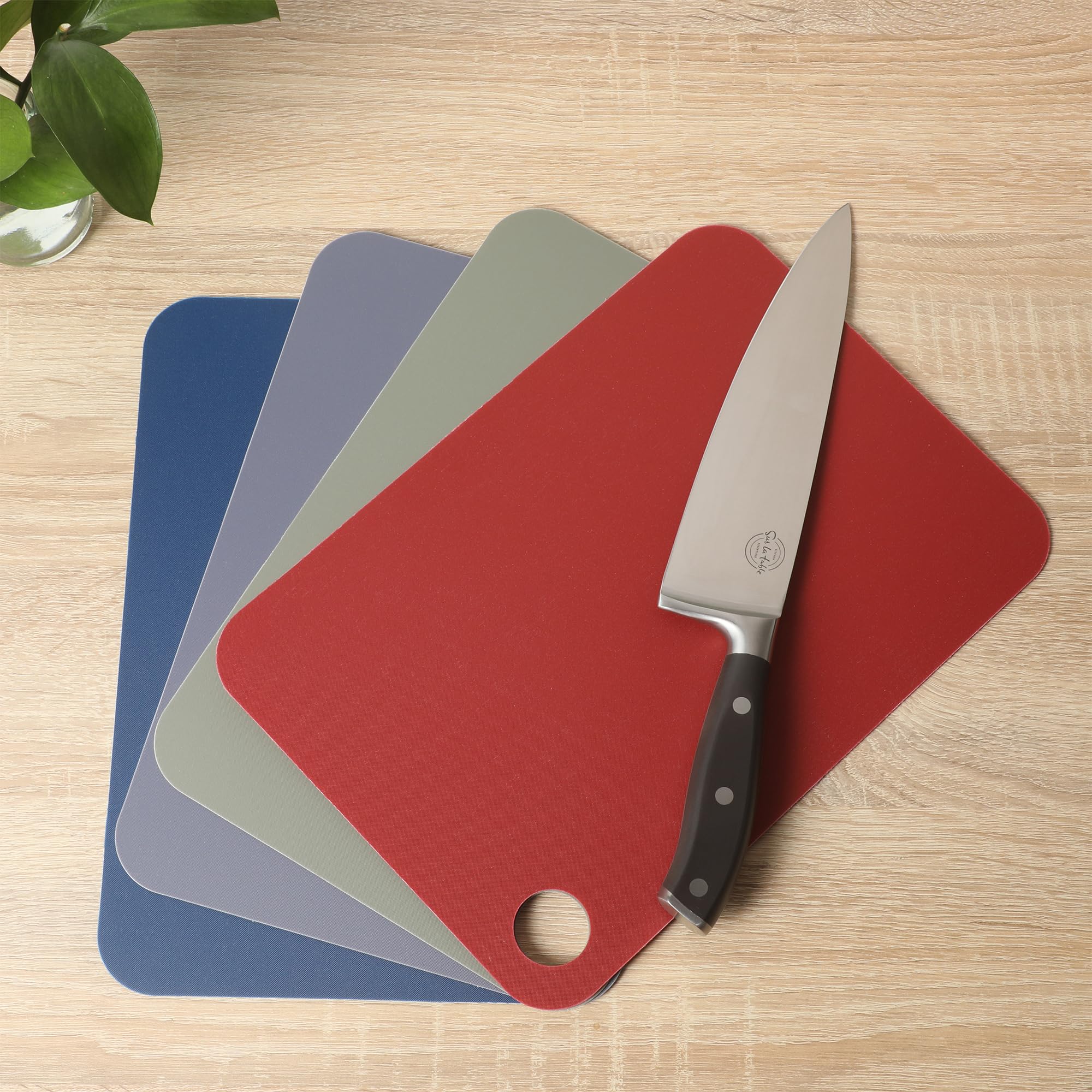 Sur La Table Kitchen Essentials Crafty Carvery elastyczne maty do cięcia bez BPA, 4-częściowy zestaw desek do krojenia, nadają się do mycia w zmywarce, antypoślizgowe, 29,8 x 21 cm, różne kolory