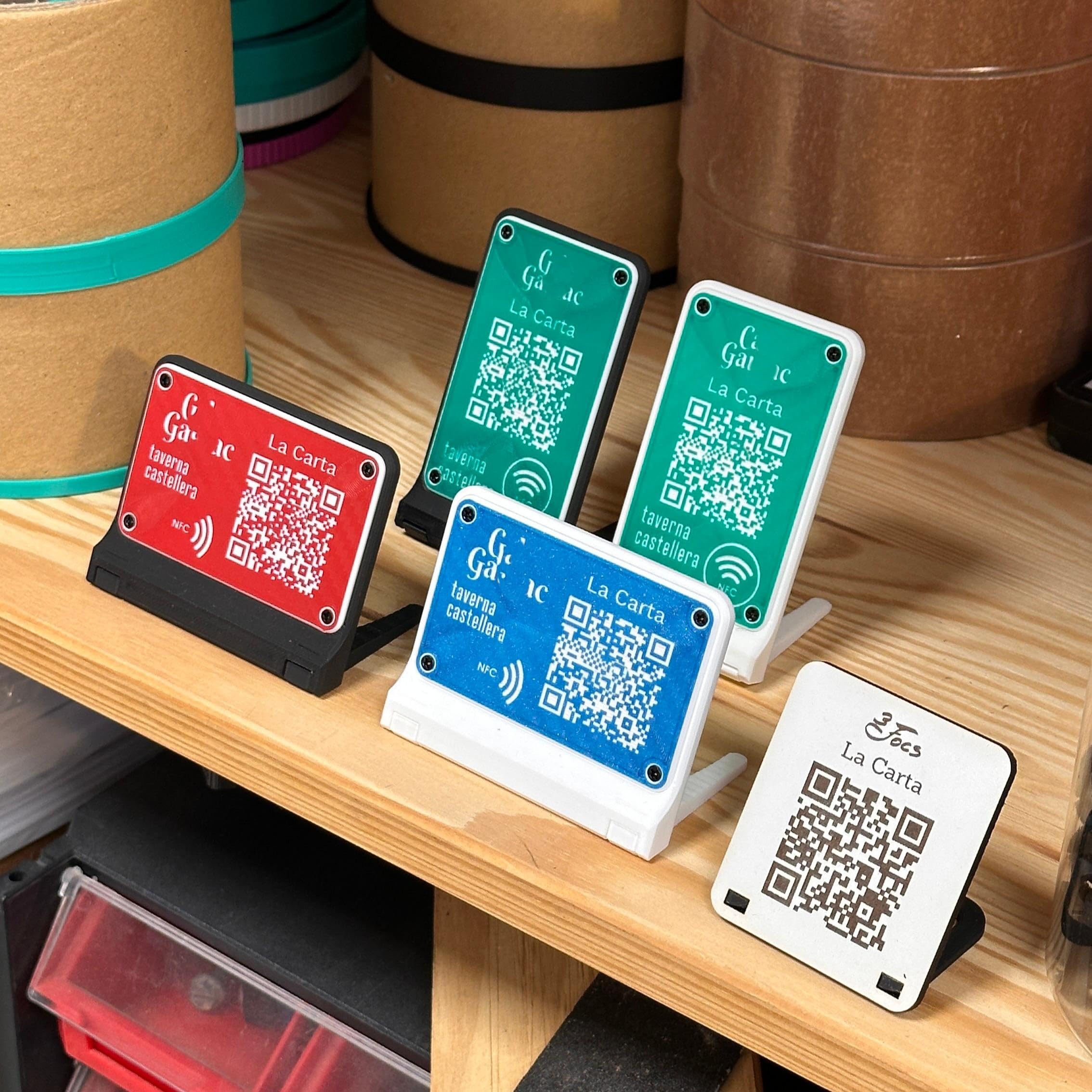 NIPRO Cartel QR para Mesa Personalizable | Códigos QR para Carta, Red Wifi, Valoraciones o Redes Sociales | Para Bar o Restaurante | NFC y/o Peana Opcionales | Lote 10 ud (43 x 70 mm)