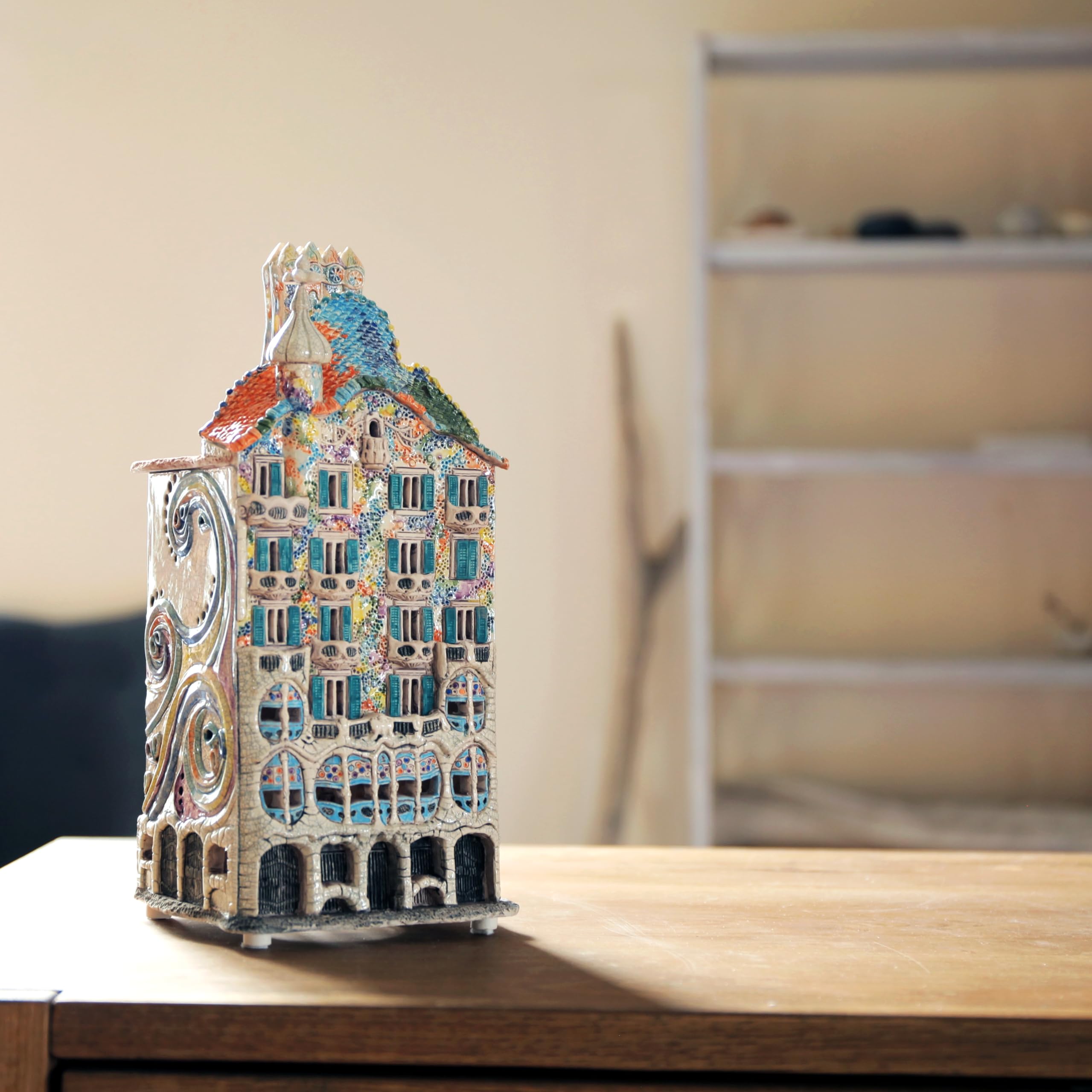Miniatura histórica coleccionable. "Casa Batlló en Barcelona", España (Portavelas) 27cm E250N