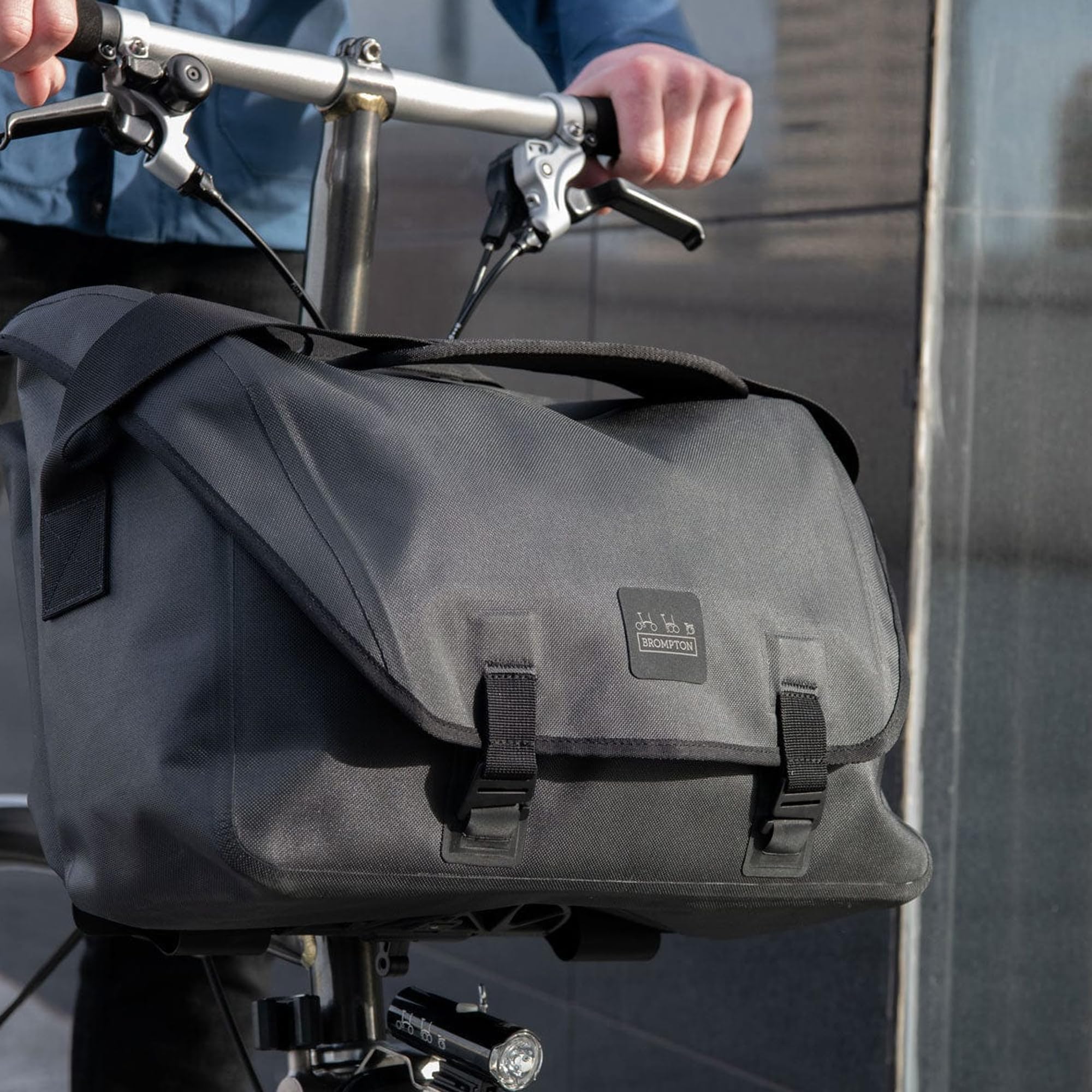 Amazon | Brompton Metro 防水バッグ ラージ – 20L メッセンジャー