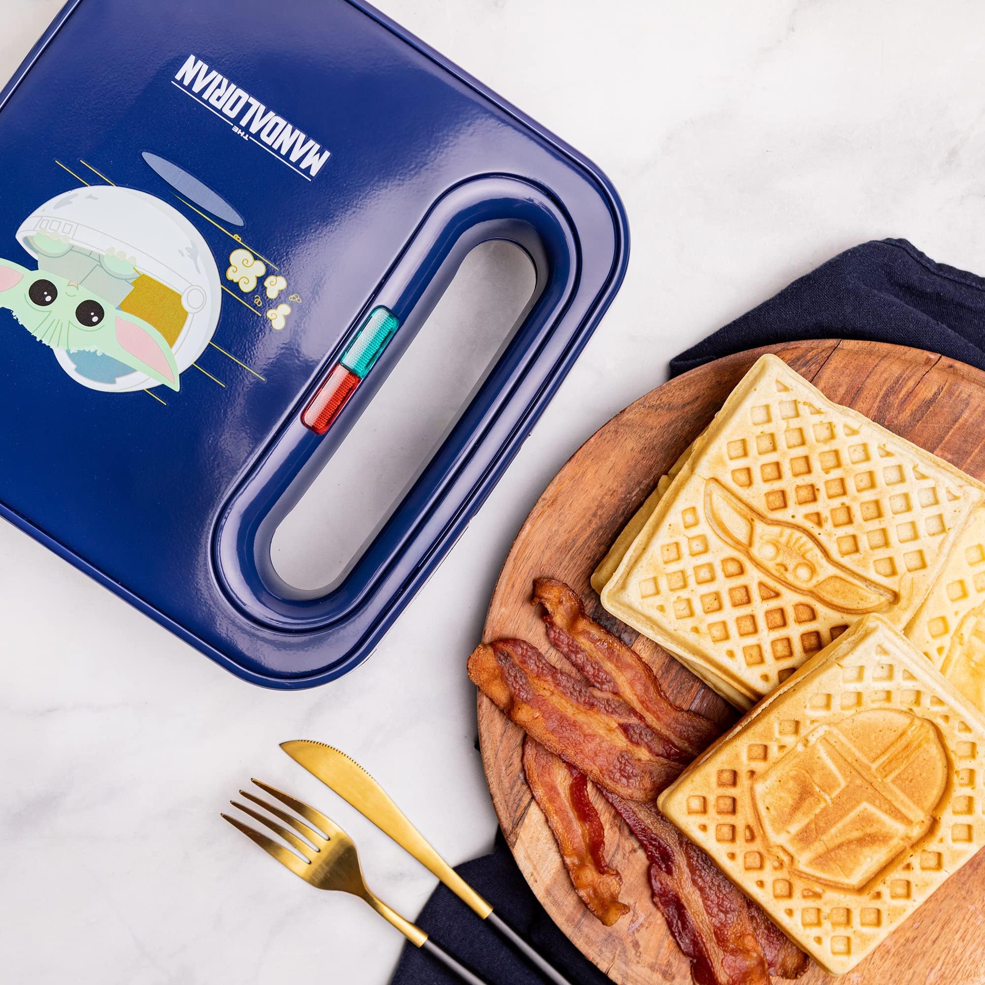 Uncanny Brands Mandalorian Waffle Maker - Bounty Hunter & Baby Yoda Waffles - Aparato de cocina Star Wars