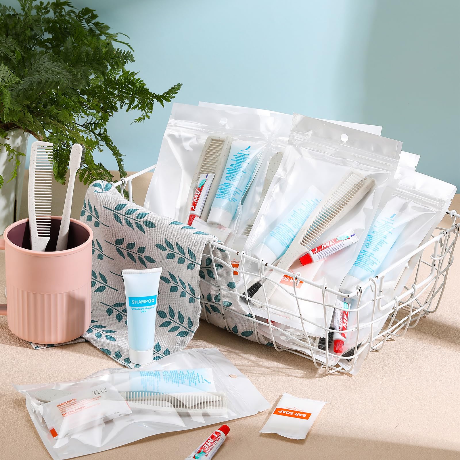 Kit di articoli da toeletta di base per la cura dei senzatetto, kit per l'igiene personale, include spazzolino usa e getta, dentifricio, shampoo, pettine sapone da bagno, per donne, uomini