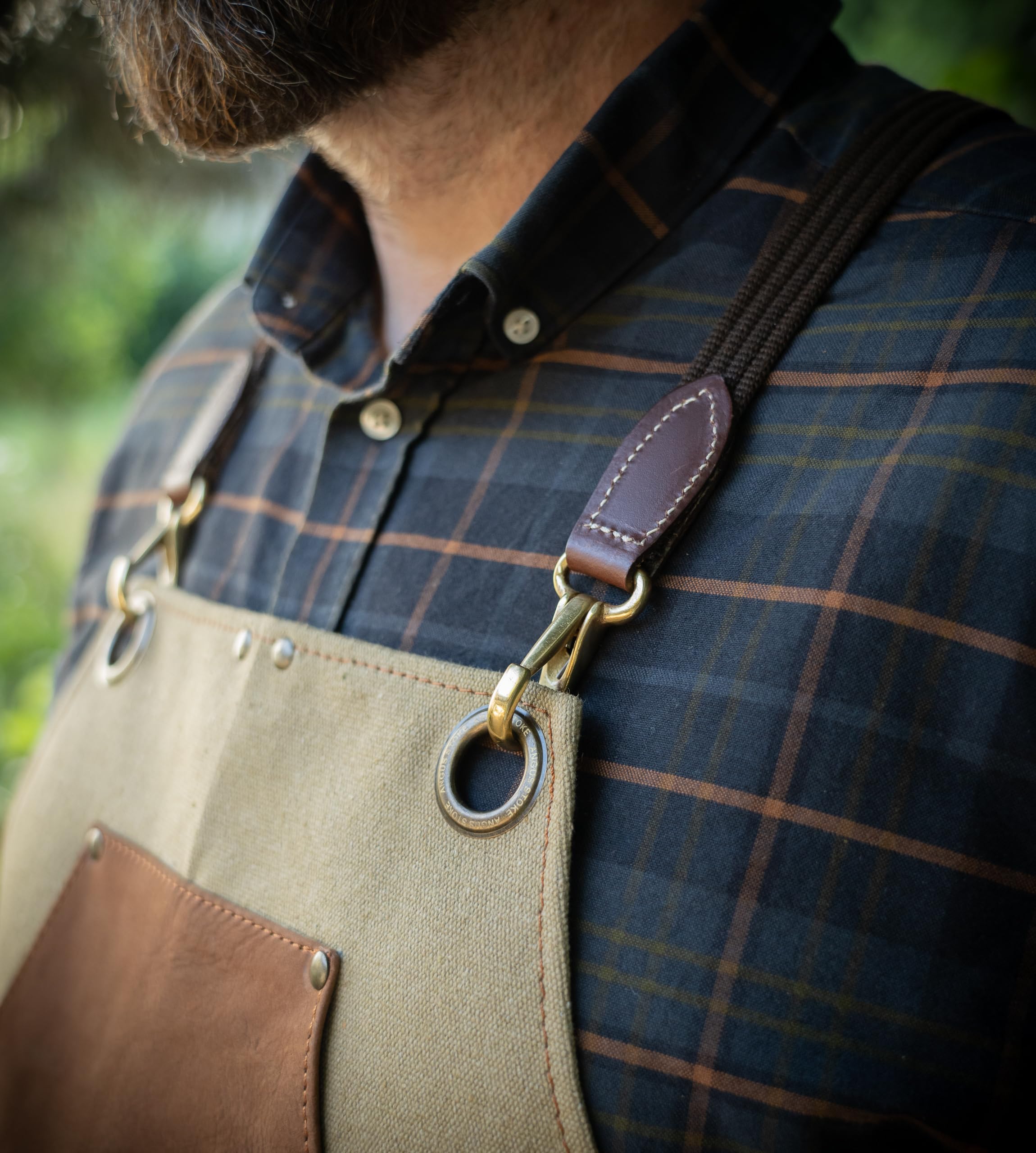 Angus Stoke Grillschürze aus hochwertigem Canvas & Echtleder – variable Kochschürze mit hochwertigen Leder-Riemen – Schürze für Küche, BBQ & Barista - Simon
