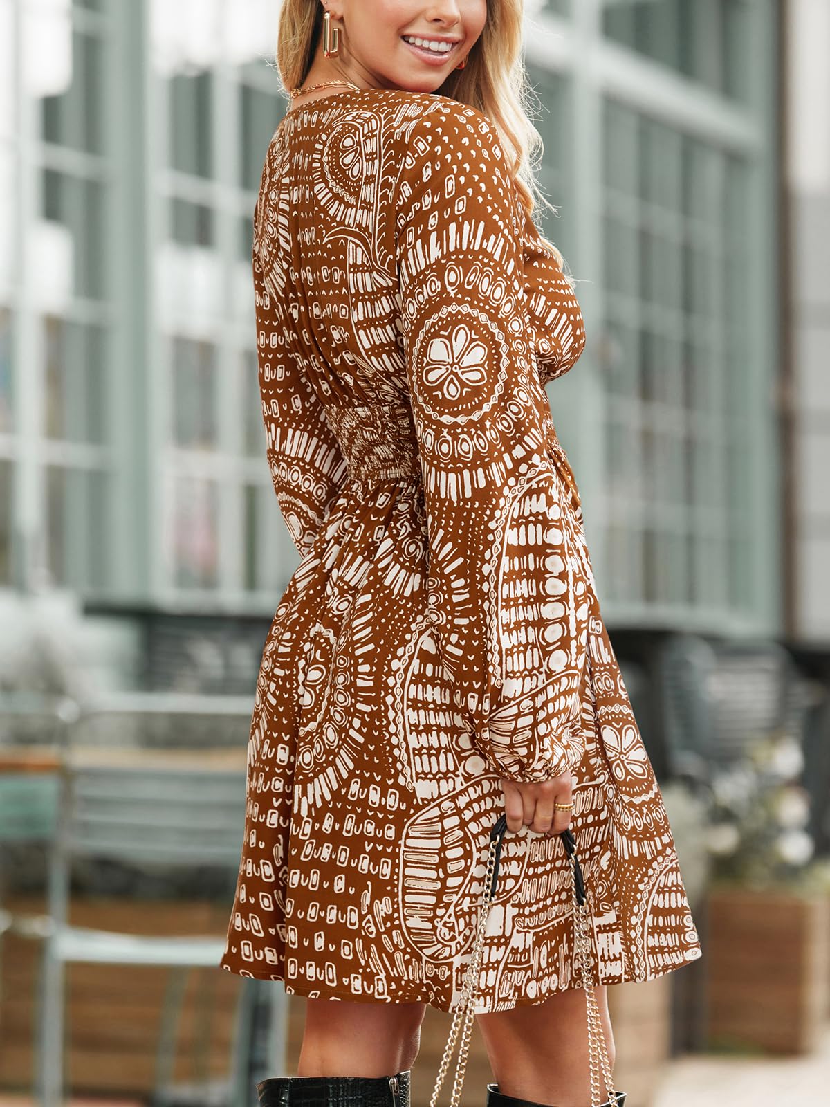 CUPSHE Mini robe d'automne imprimée cachemire pour femme, col en V, manches longues, taille smockée, robes de vacances fluides à volants