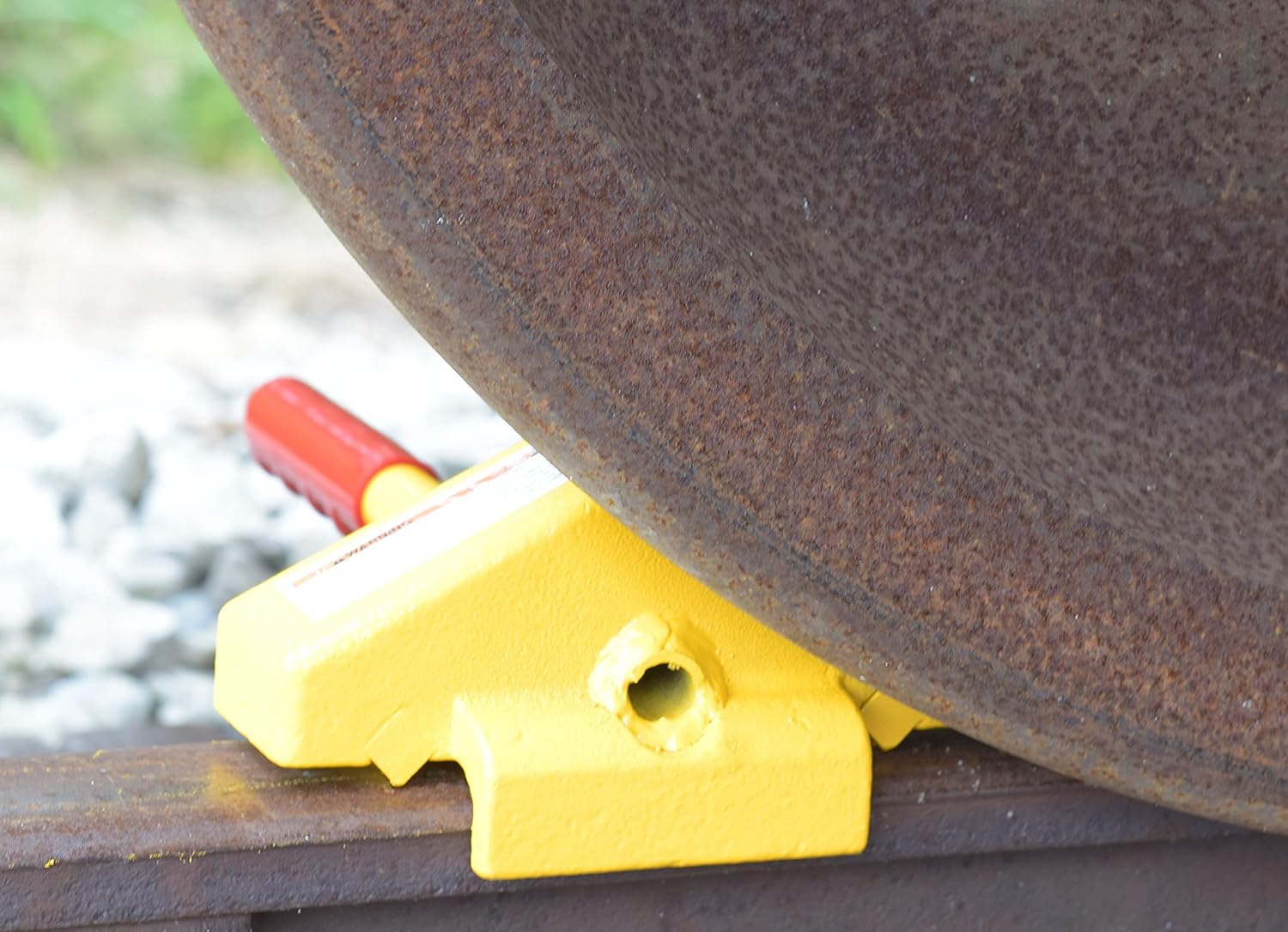 Vestil SRC-1 Steel Single Rail Chock 7-1/2 In. Width Yellow