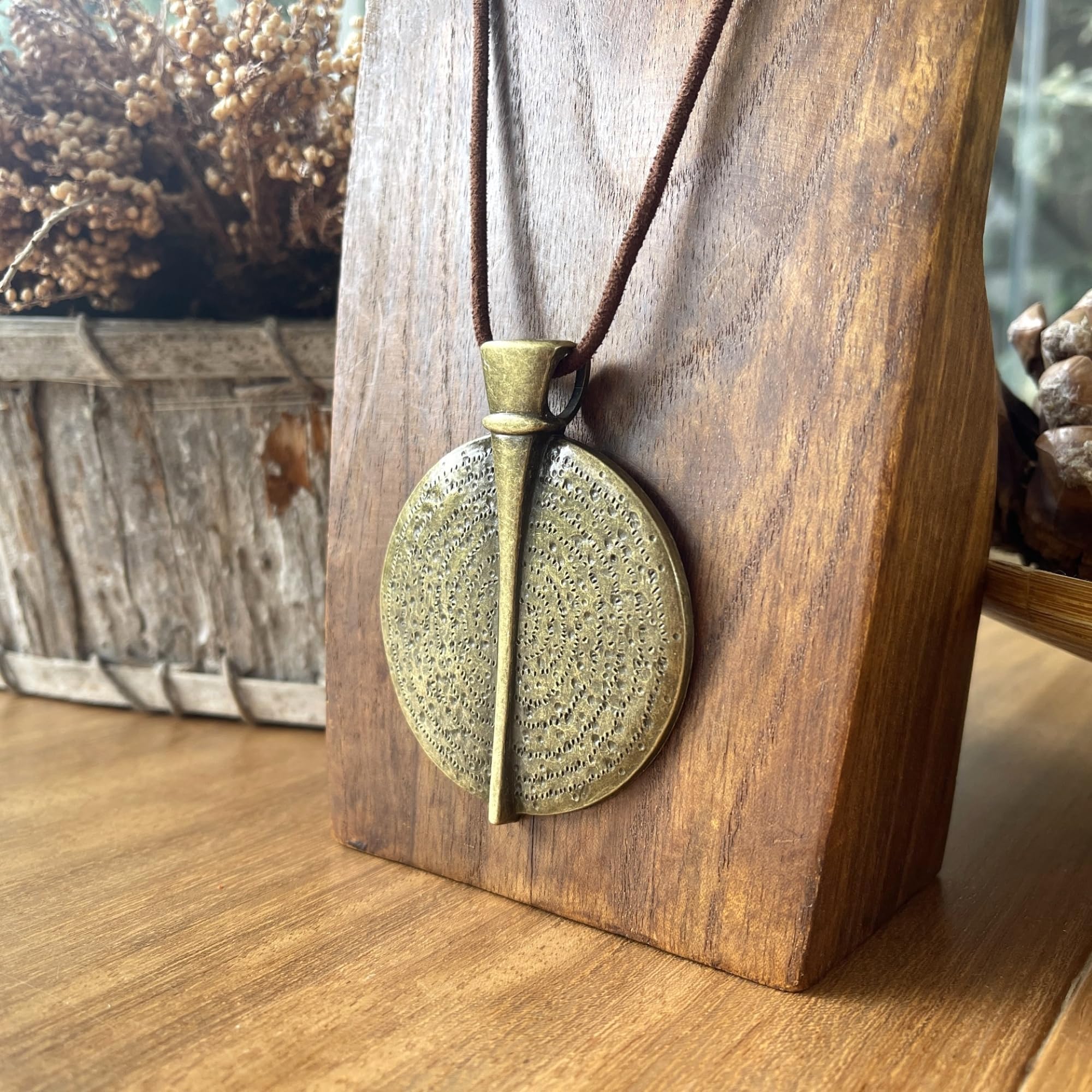 ASTER ALHELÍ Collana Donna Etnica Grande con Medaglione Finitura Bronzo e Cordino in Camoscio Marrone – Collana Lunga Regolabile Stile Boho – Gioielleria Artigianale Idea Regalo (Bronzo)