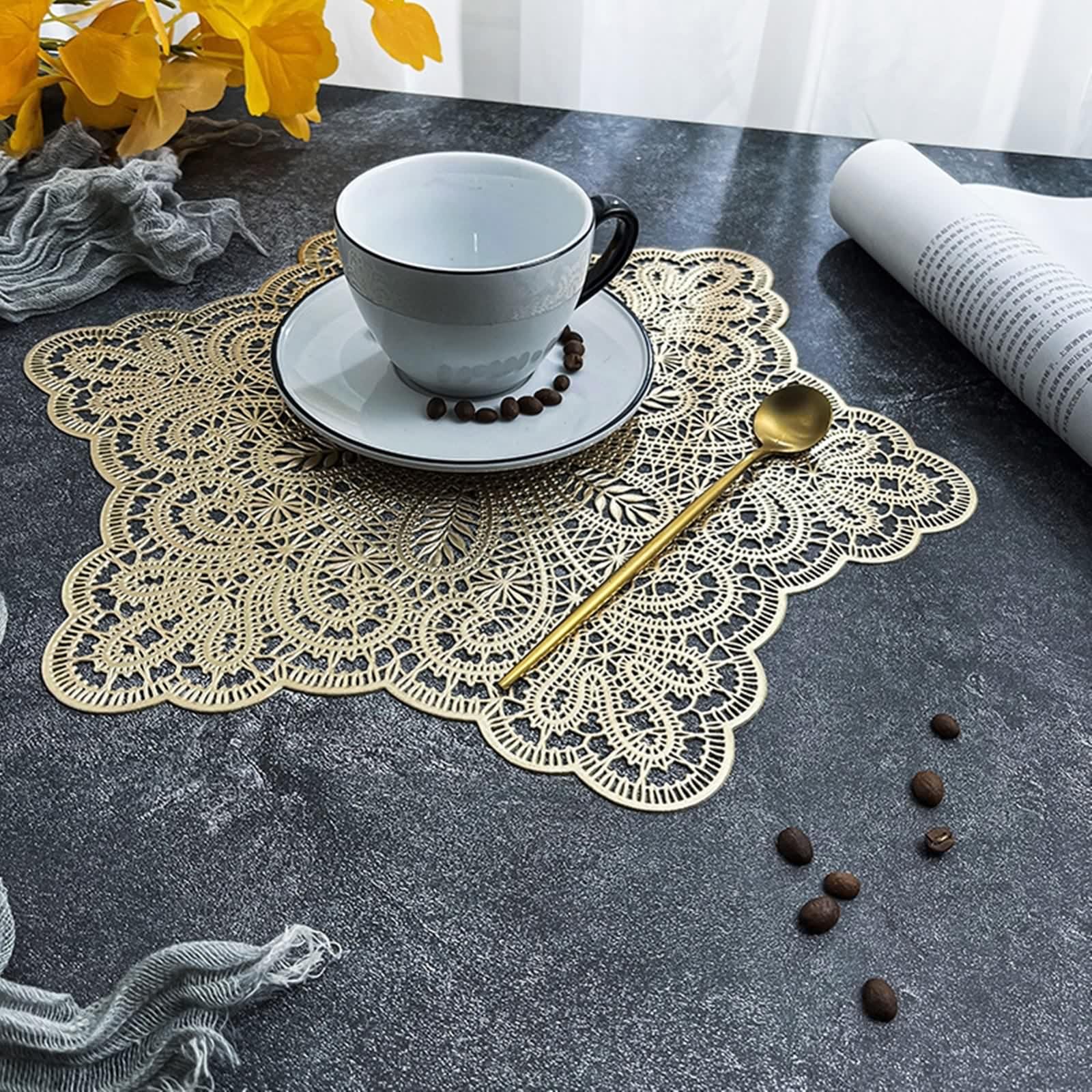 Gold Placemats, Set de Table Lavable Hiver Lot de 8 Motif de Flocon de Neige Creux PVC Dessous de Table 38cm