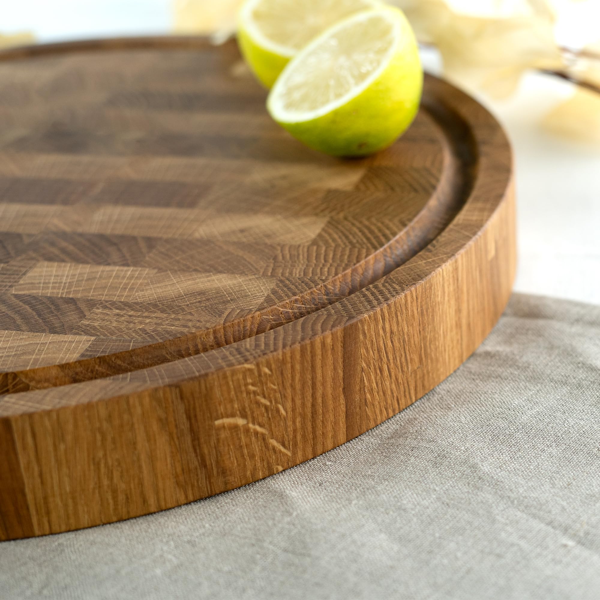 HOFMEISTER® Stirnholz Schneidebrett rund aus Eiche Ø 35 cm – massives Holzbrett mit Saftrille – robust, messerschonend & langlebig – Servierbrett & Küchenbrett