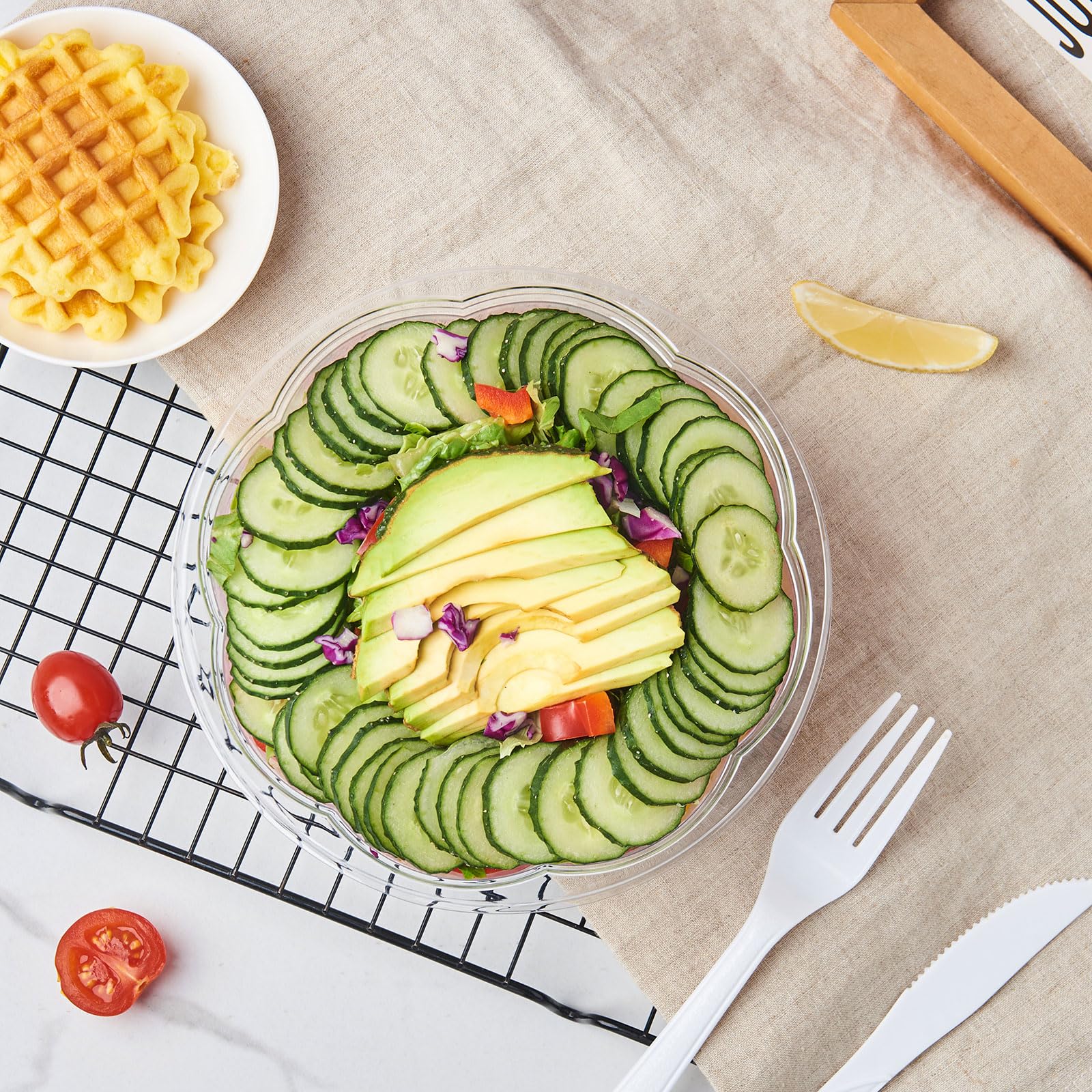 Jaluxing Juego de 150 cuencos de ensalada de plástico transparente de 32 onzas con tapas herméticas, desechables para llevar, recipientes para mezclar para frutas, quinua, almuerzo y preparación de