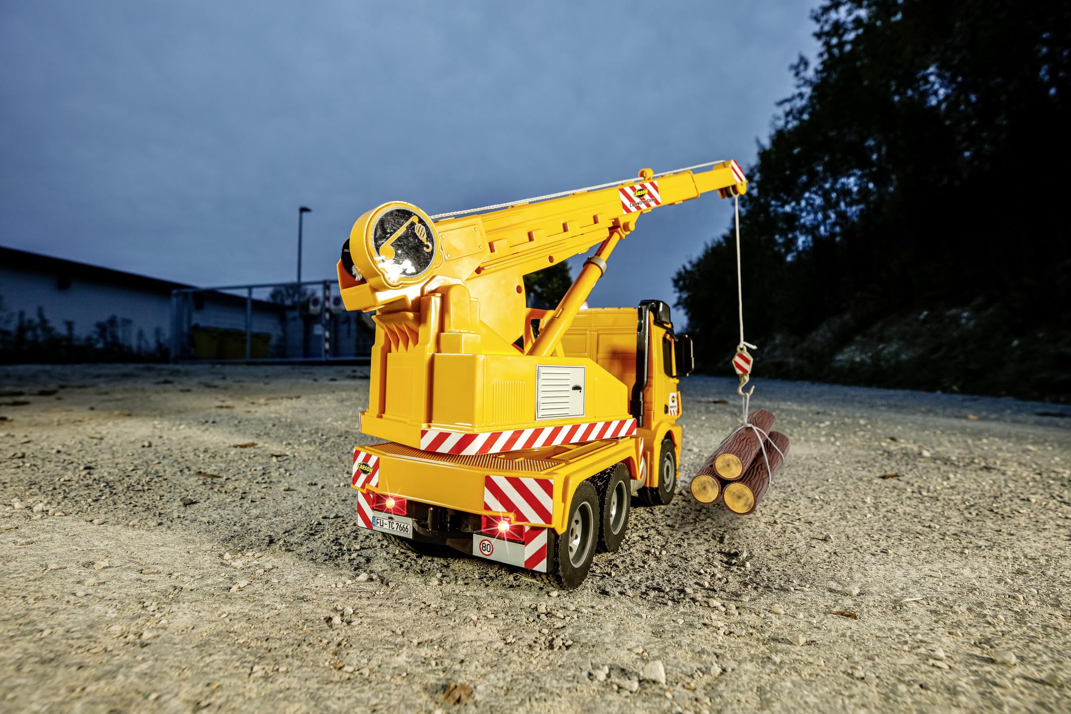 Carson 500907666 1:20 MB Arocs Camion-Grue 100% RTR - Véhicule télécommandé, Camion avec Fonctions Son et lumière, Batteries et radiocommande incluses, 30 Minutes de Conduite
