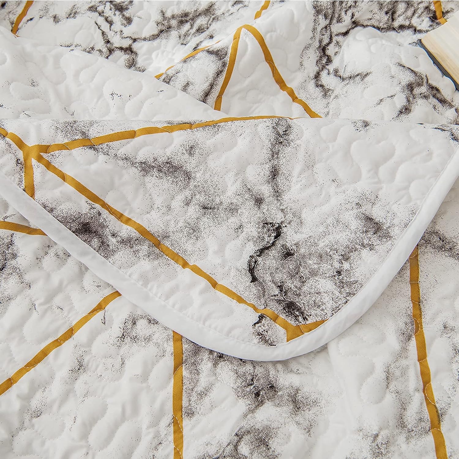 Gray Marble Quilt Set Abstract Marble Texture Bedding Set Gold Geometric Bedding Modern Minimalist Bedspread Coverlet Lightweight Soft Coverlet for All Season 2 Pillowcases (Queen, White Gold)