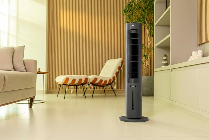 Climatizador WAP posicionado em uma sala de estar moderna ao lado de uma cadeira de descanso