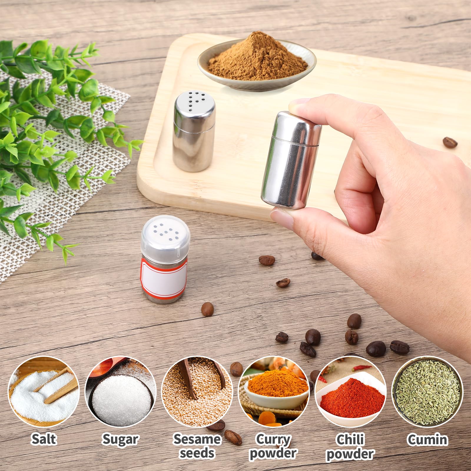 Lot de 8 mini salières en acier inoxydable de 15 ml avec couvercle, mini salière pour le camping, convient pour les cuisines, les restaurants, le camping et les barbecues en plein air (4S + 4 trous en