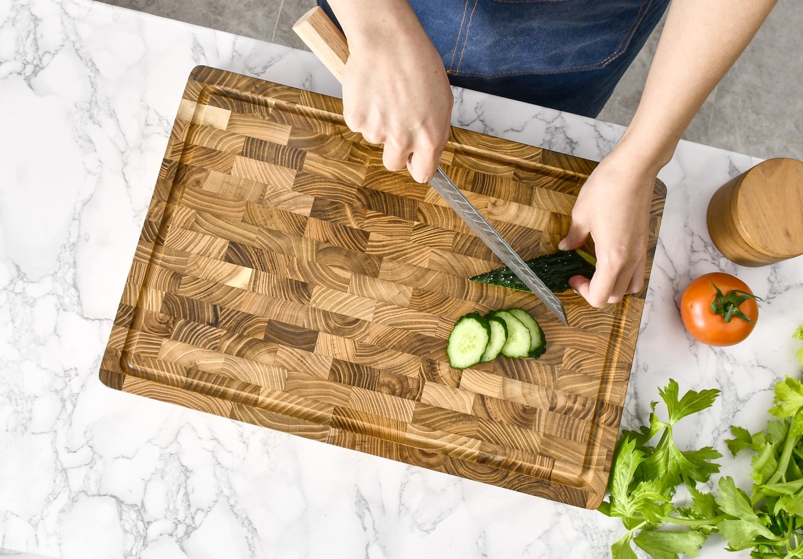 Tabla de Cortar en Teca Maciza de Testa – 45×30×4 cm – Extra Gruesa y Duradera – Con Canal para Jugos, Asas y Pies Antideslizantes – Caja de Regalo Incluida