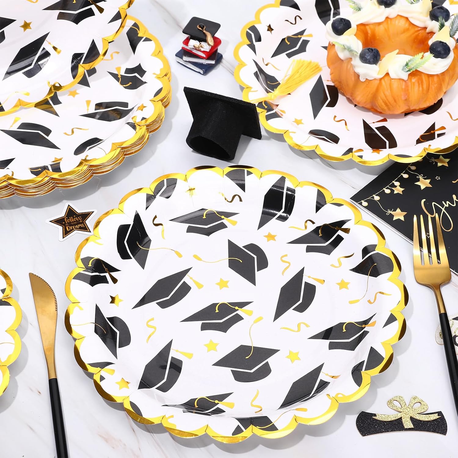 FYSUIMU 40 Pcs Graduation Hat Paper Plates Gold Foil Grad Cap Disposable Plates 9 Inch Congrats Grad Scalloped Party Tableware for Class of 2026 College High School Graduates Table Decor Supplies