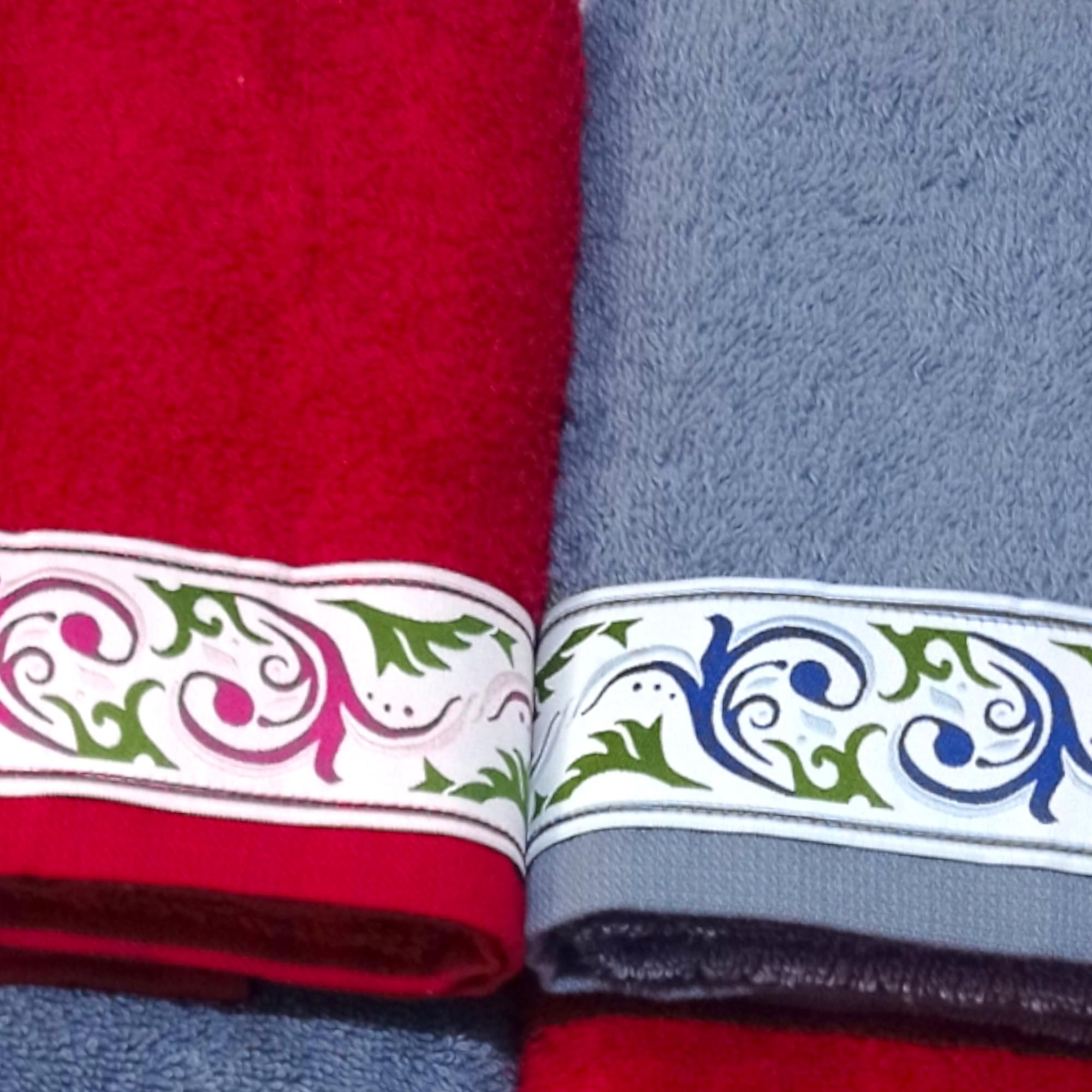 Confezione regalo asciugamani personalizzati, idea regalo per coppia. 4 asciugamani bagno con nastro jacquard e nome ricamato. (Rosso/Azzurro, Jacquard)