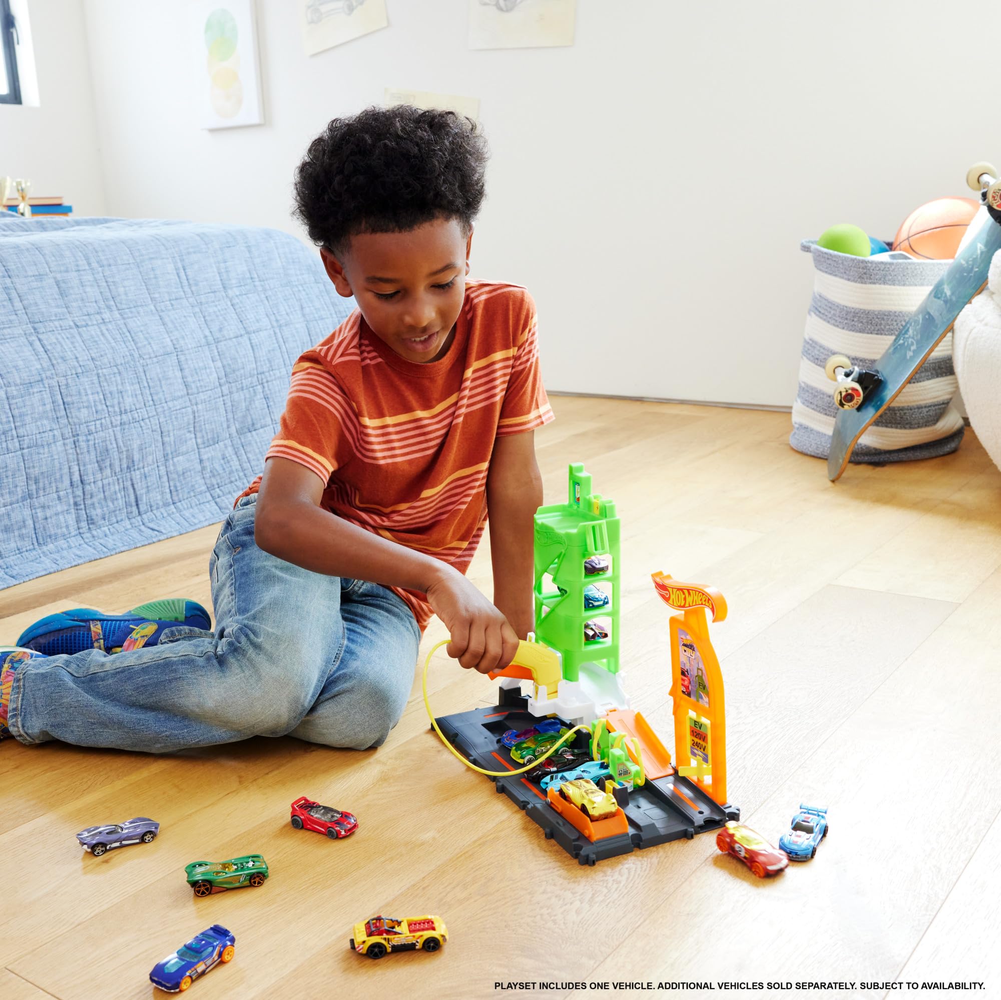 Hot Wheels Let's Race – Na start! - Netflix - Superstacja ładowania Zestaw z zabawkową stacją ładowania pojazdów elektrycznych i samochodzikiem w skali 1:64, HTN79