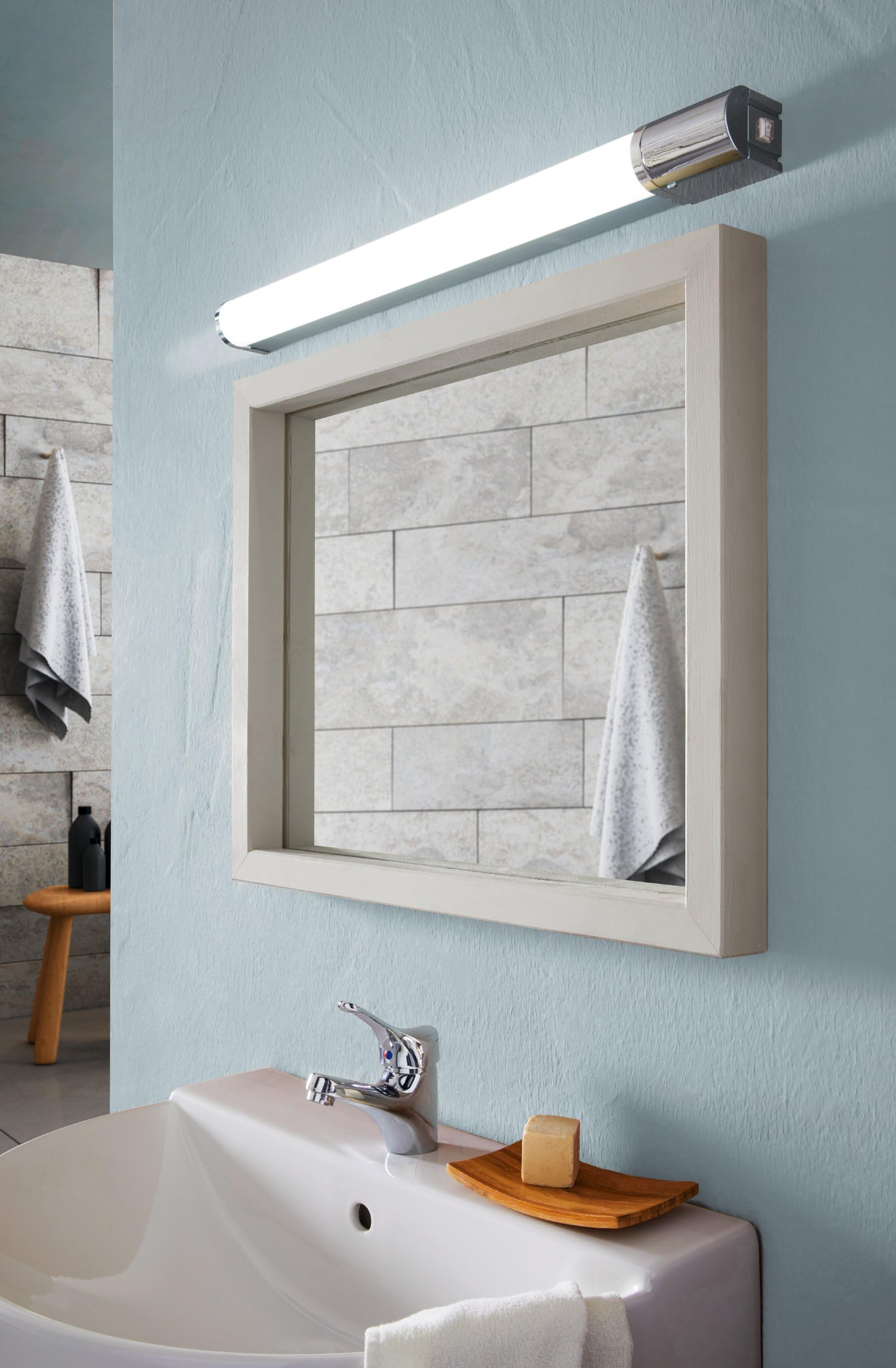 EGLO LED Wandlampe Tragacete 1, Spiegelleuchte mit Steckdose | Wandleuchte aus Aluminium und Kunststoff, Badezimmer Lampe in Chrom, Weiß, Feuchtraumleuchte, IP 44