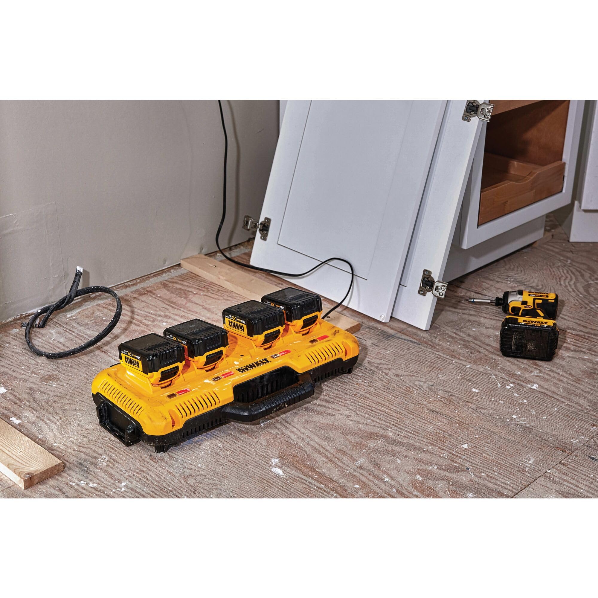 DEWALT DCB104-QW - Cargador rápido de cuatro sistemas, 18V incluyendo baterías XR Flexvolt, carga simultánea de 4 baterías, con indicador LED.