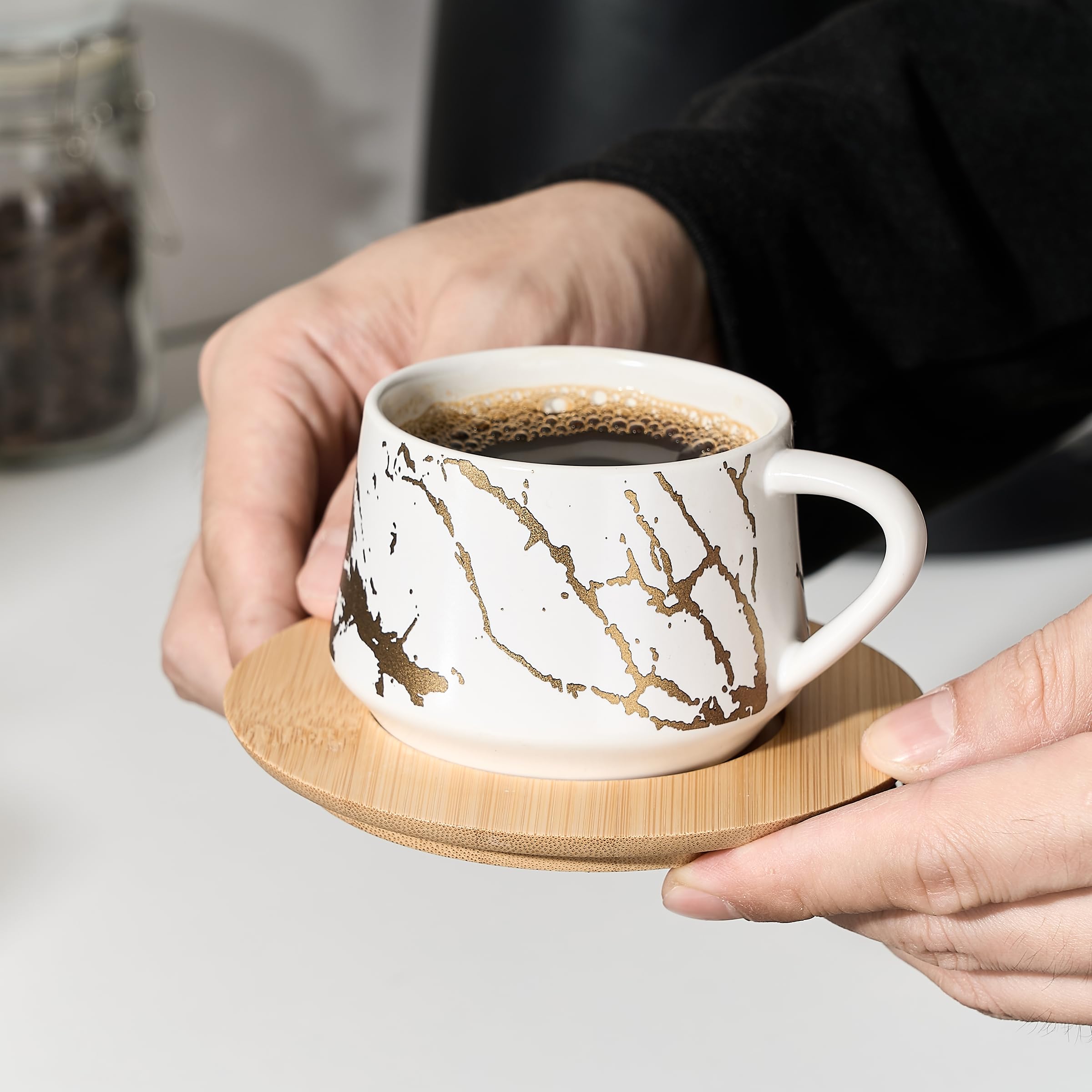 PORCER Juego de tazas de café de cerámica y platillos de madera con soporte dorado de metal, elegante diseño de mármol, tazas apilables para cappuccino, expreso, bebidas de café especializadas, latte