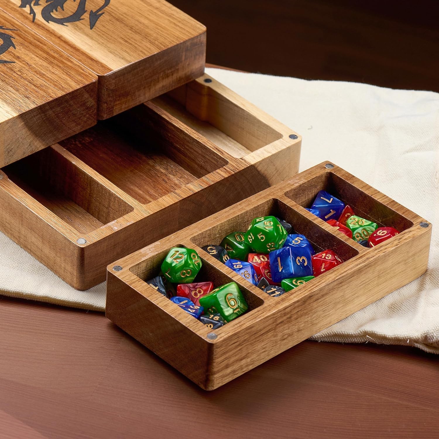 Tapeera Torre de Dados magnética de Madera con Bandeja para DND - Torre portátil con cámara de Dados, rodante para Juegos RPG y Mesa - Accesorios Mazmorras y Dragones