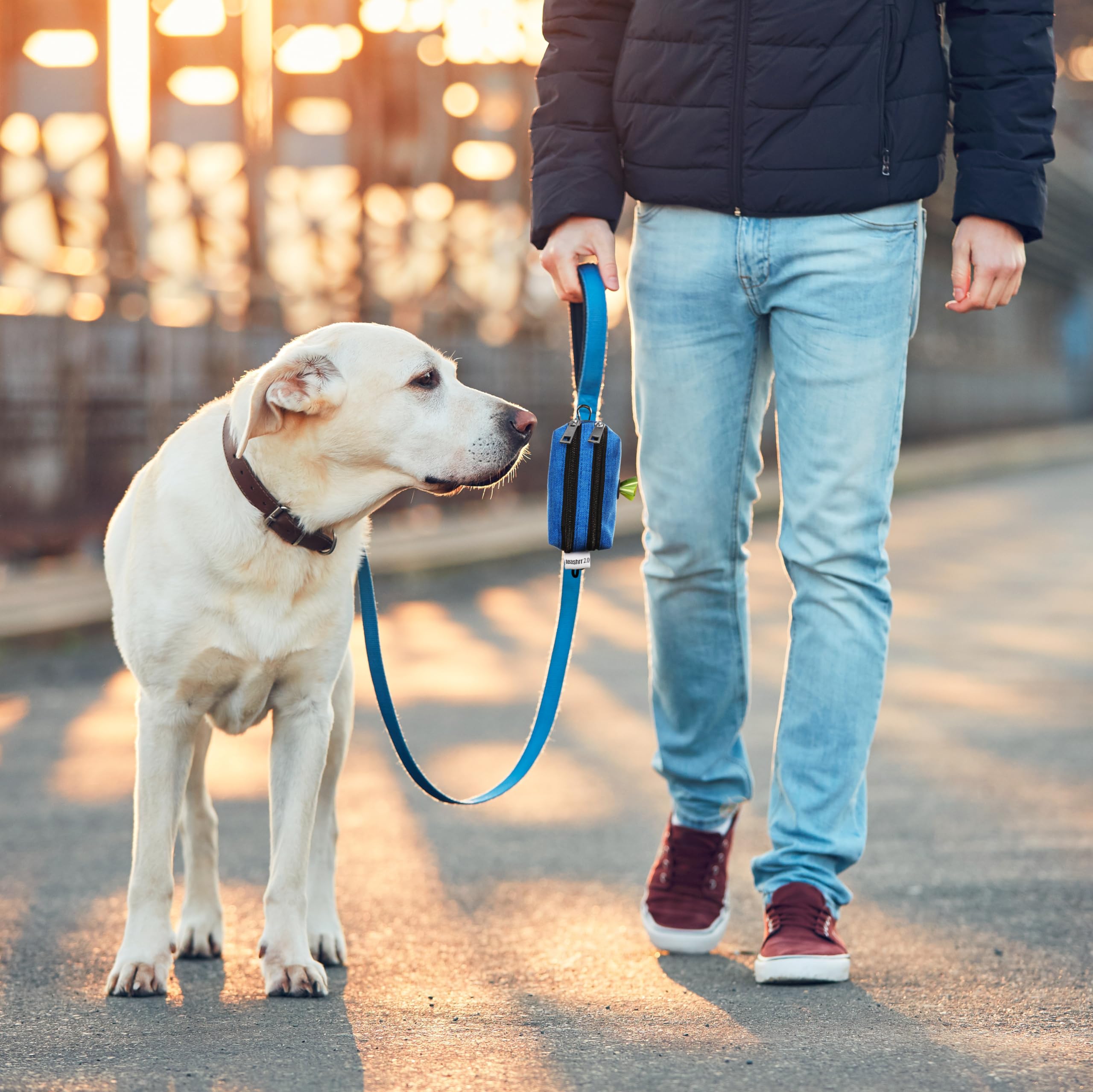 Dispensador de bolsas para excrementos de perro y soporte para todas las correas. 2 bolsas impermeables para bolsas de basura de mascotas y accesorios para pasear perros + 1 rollo gratis. Leashrr 2.0