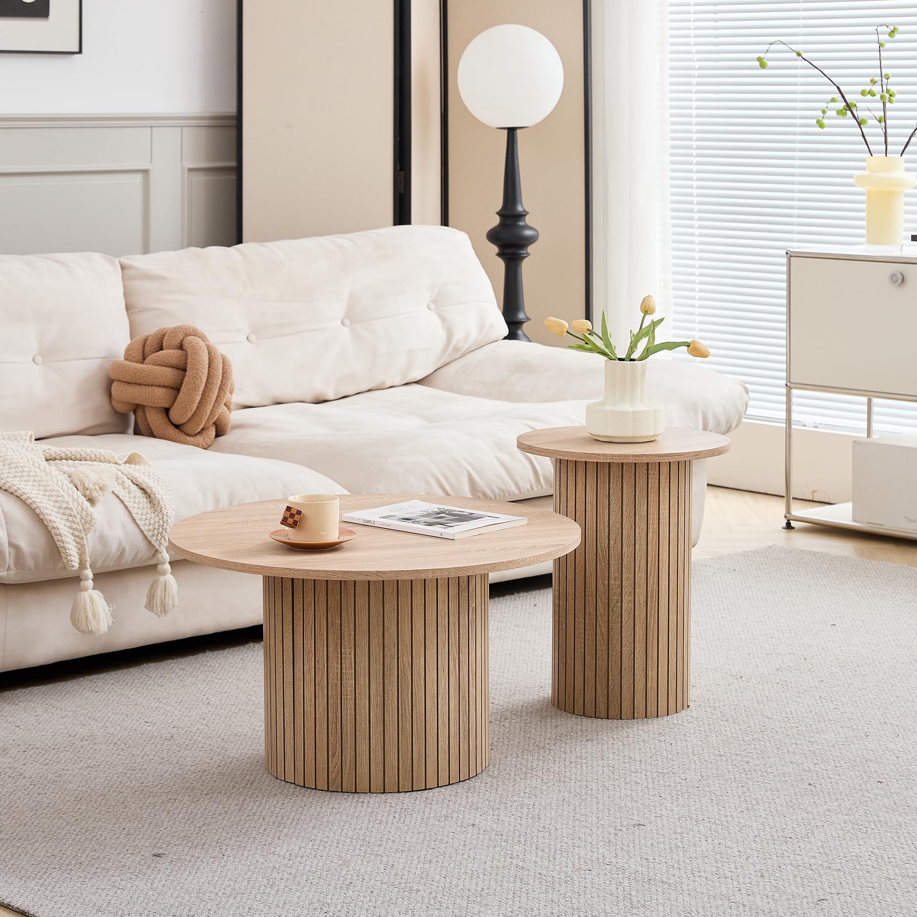 GrandCA HOME - Set di 2 Tavolini Rotondi da Caffè, Tavolino Rotondo da Divano, Piano in MDF con Base a Doghe in Legno, Ideale per Soggiorno e Ufficio (Venature in Legno Naturale)