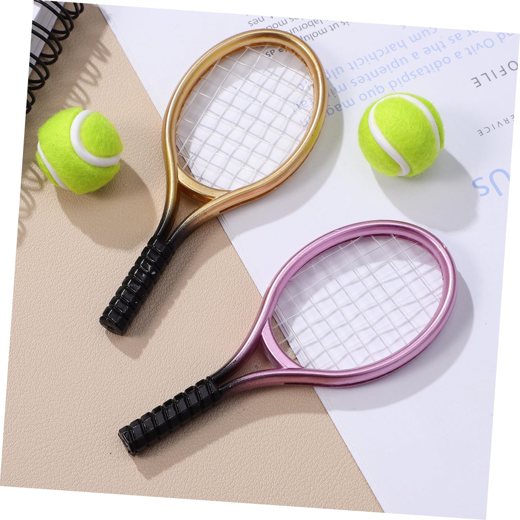 Garneck Lot 3 Mini Raquettes Tennis + Balles Maison De Poupée – Accessoires Sport Réalistes, Durable, Idéal Décoration Miniature