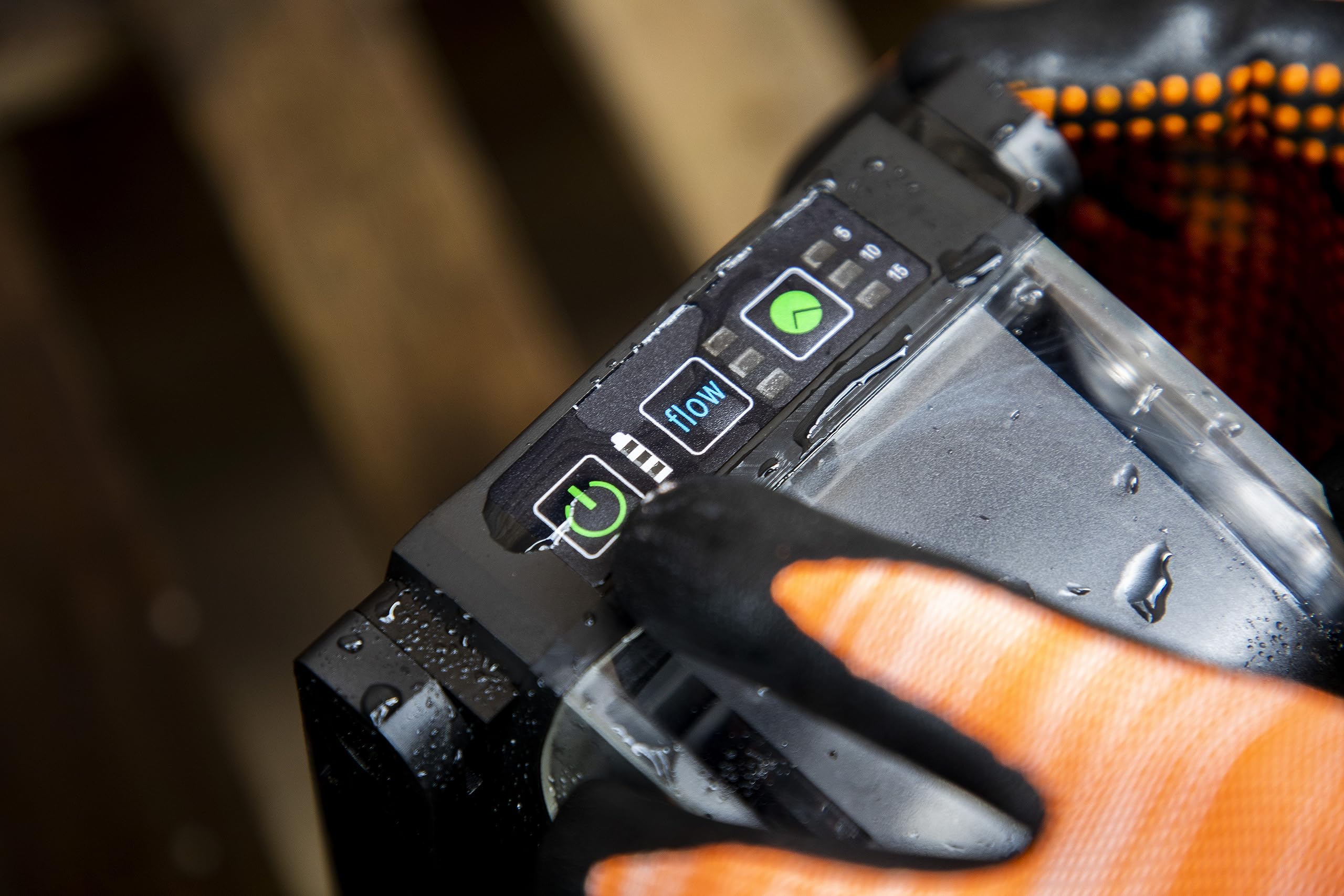 YARD FORCE Akku-Tauch-/Regenfasspumpe LX CWP1 mit 20V /2,5 Ah Lithium-Ionen-Akku, max. Fördermenge 2000 L/Stunde, max. Tauchtiefe: 3 Meter mit 20V /2,5 Ah Akku