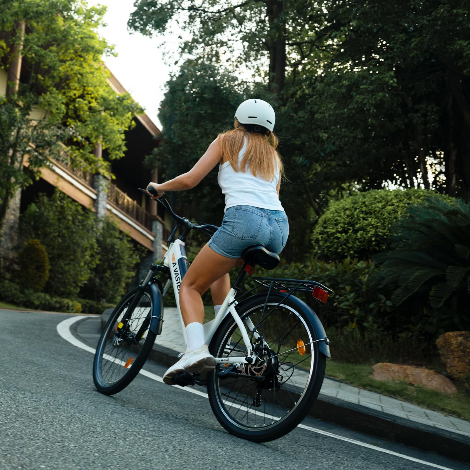 VDL Vélo électrique pour femme - 26" - Batterie 36 V 12,8 Ah - Moteur puissant - Shimano 7 vitesses - Freins à disque - LED - 26 x 1,95 - Blanc