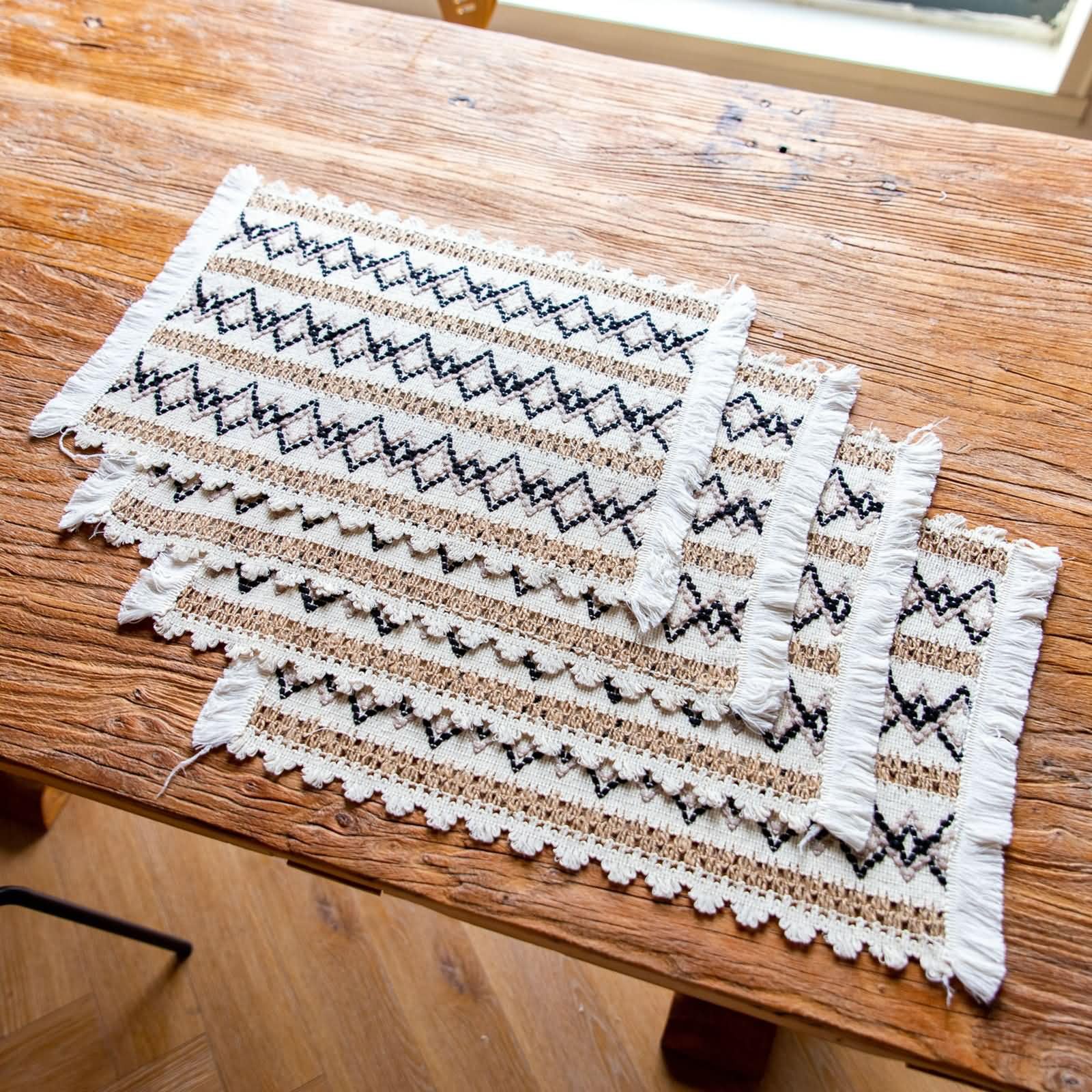 Prostokątne podkładki do jadalni 4 zestawy, 40 x 30 cm bawełna len zmywalne maty stołowe brązowy czarny biały, tkany romb w kształcie frędzli