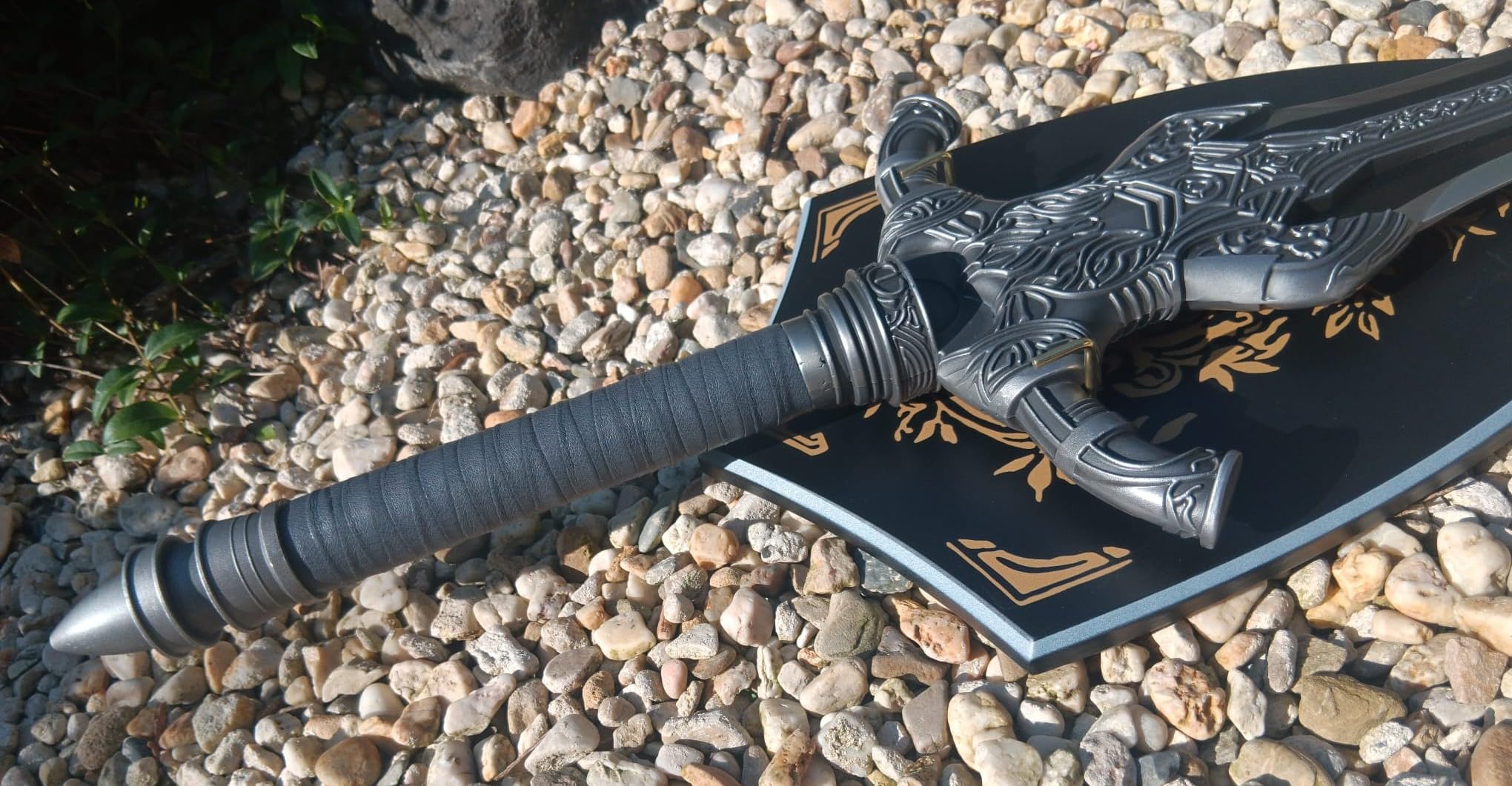 Schwert Artorias 108cm lang 68cm Carbonstahl Klinge Replik mit Holz Wandhalterung Sammlerstück für Fans Sammler Seele von SIF Fans Gamer Videospiel Deko Cosplay LARP Conventions