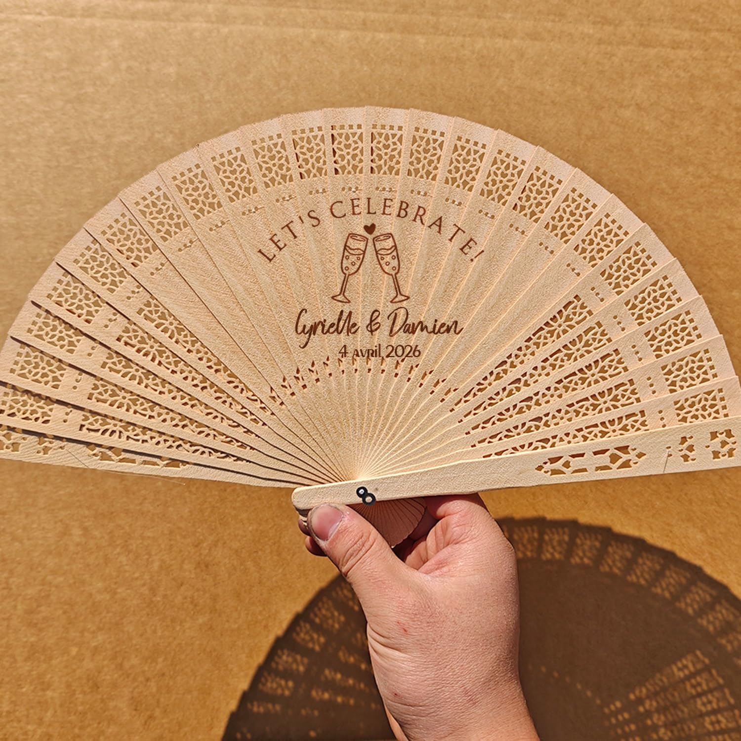 Ventagli Personalizzati Bomboniere for Ospiti Ventaglio in Legno Sfuso, Nomi Personalizzati for Coppie di Feste di Matrimonio Bomboniere Estive Regali Rustici con Sacchetti di Filato(50pcs)