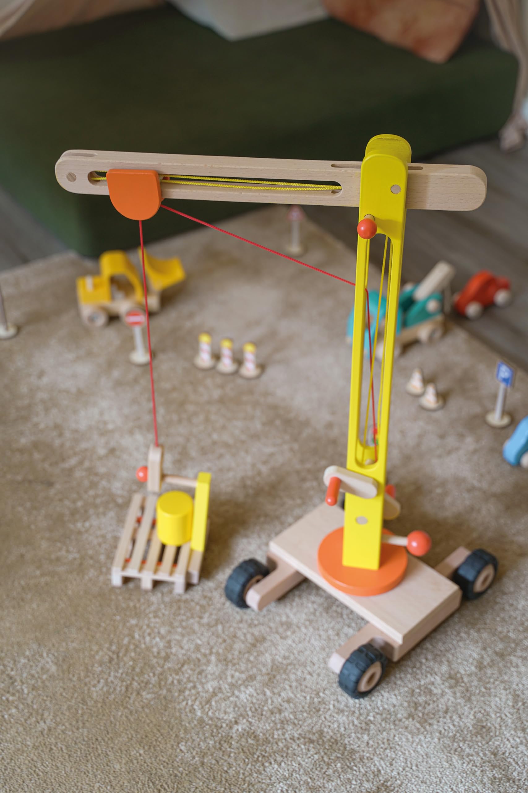 goki Drehkran aus Holz - 64 cm, 360° schwenkbar, mit Gummibereifung und Zubehör - Robustes Material, leichtgängige Kurbeln, inklusive Holzpalette und Palettengabel, sicher für Kinder ab 3 Jahren
