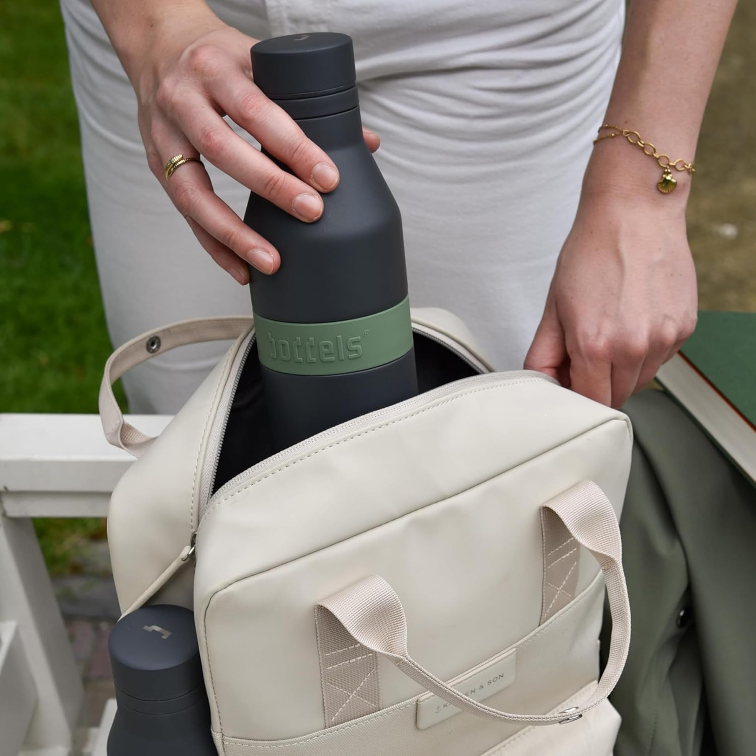 PULLE Edelstahl Trinkflasche 500ml & 1l - spülmaschinenfest, 100% auslaufsicher, leicht zu reinigen, Kohlensäure geeignet, 24h kalt & 12h warm, recycelter Edelstahl (Anthrazit/Salbeigrün, 1000ml)