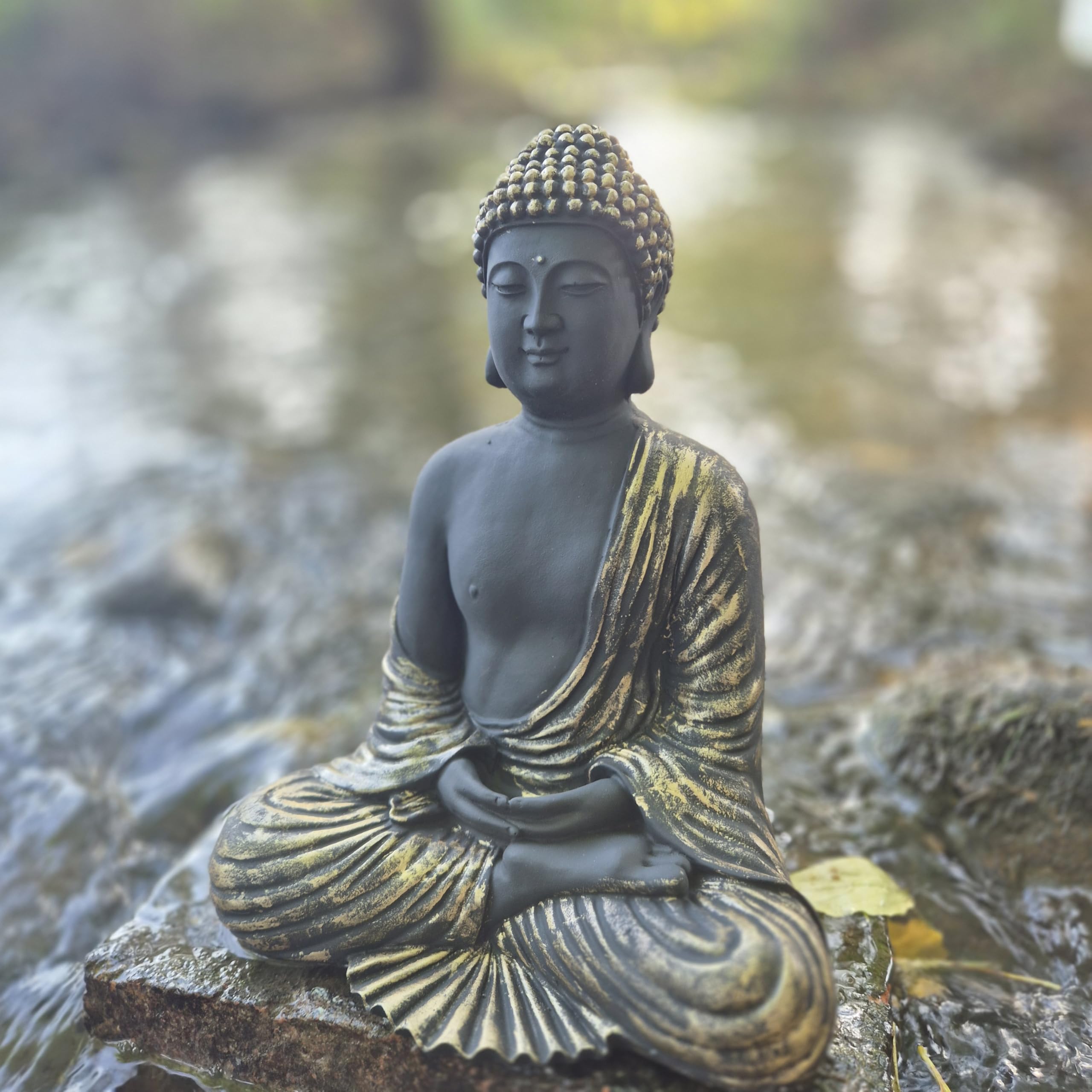 FABRIQ Statuette de Bouddha en pierre doré/noir - Feng Shui - Décoration jardin zen extérieur - 30 cm - Résistant intempéries